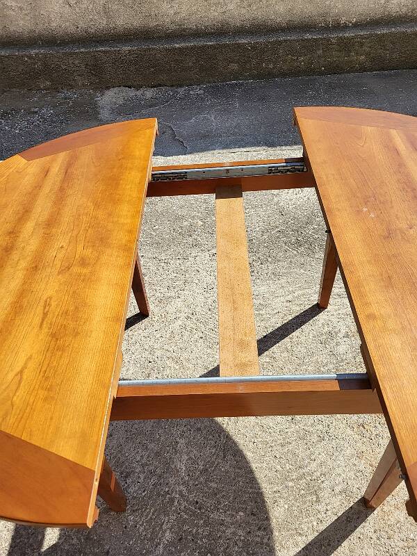 Table ronde avec une allonge en merisier