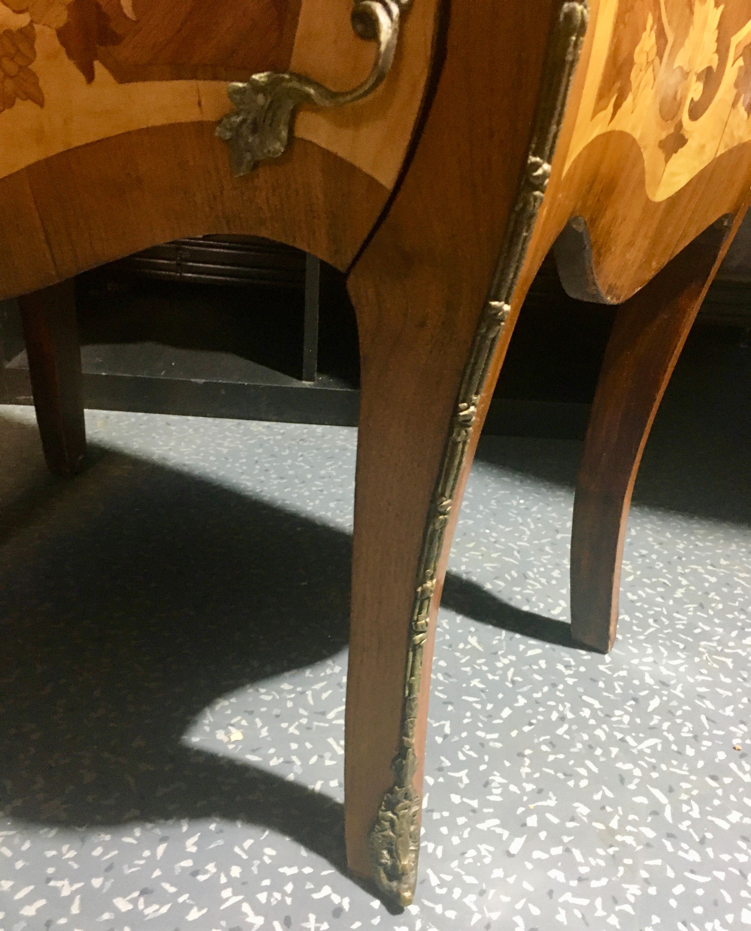 Curved commodus, tomb, Louis XV style, in marquetry, 3 drawers