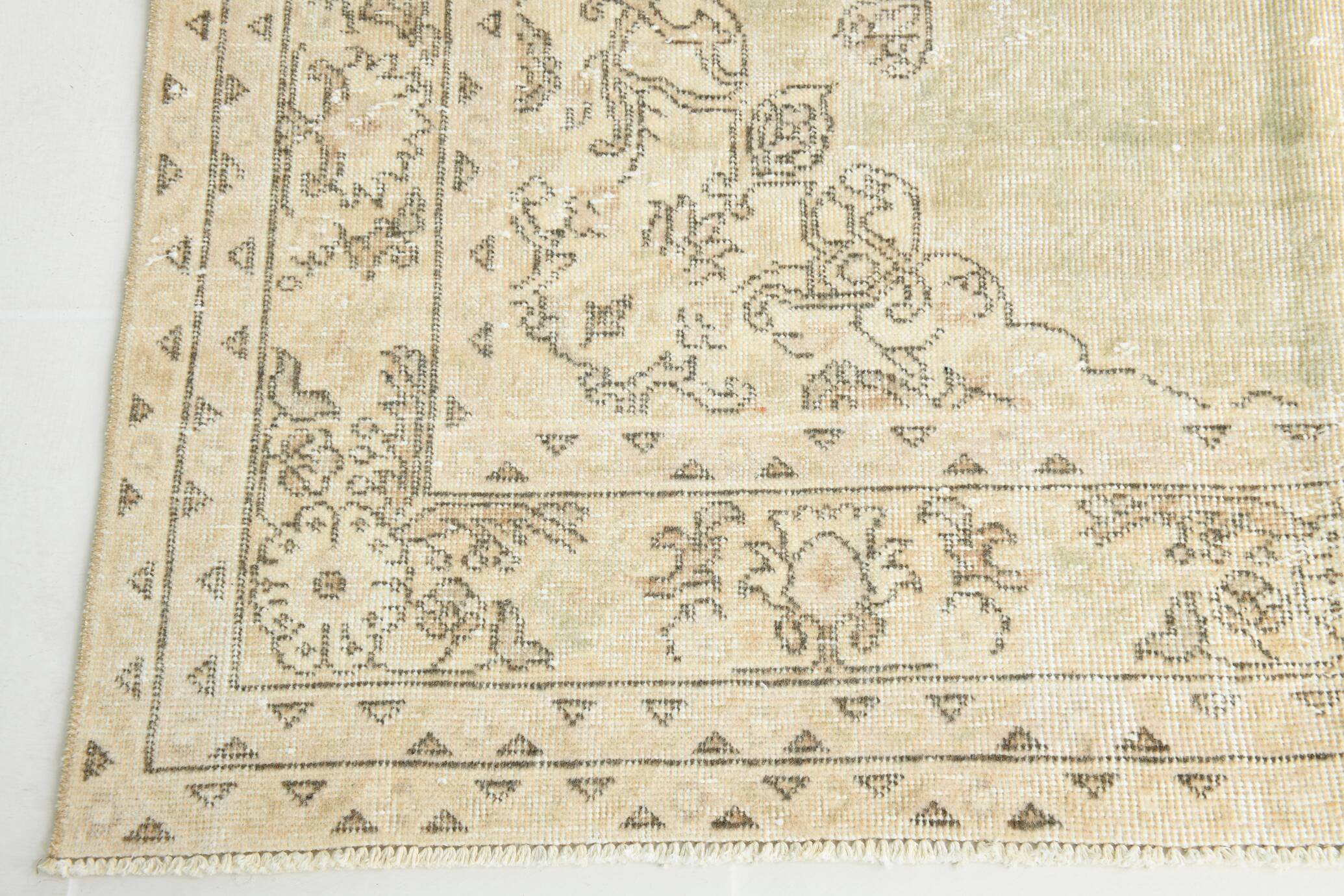 Tapis Anatolien Vintage Fait Main en Laine, Tons Vert Pâle, Beige, Ivoire