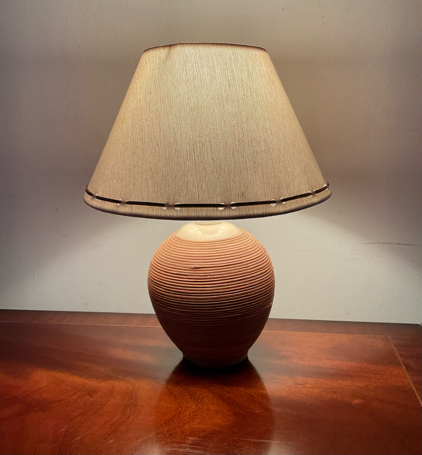 Vintage lamp from the 70s in ceramic and wicker