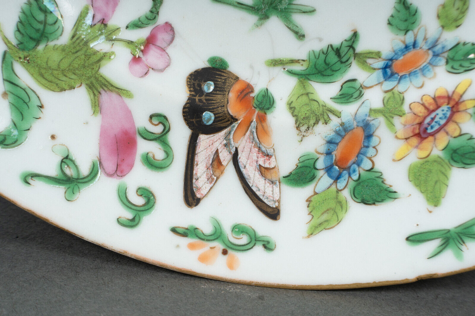 Porcelain plate XIXth Canton with floral decoration birds and butterflies