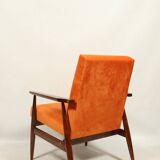 Fauteuil moderne en velours orange papaye bois brun foncé 1970 style scandinave