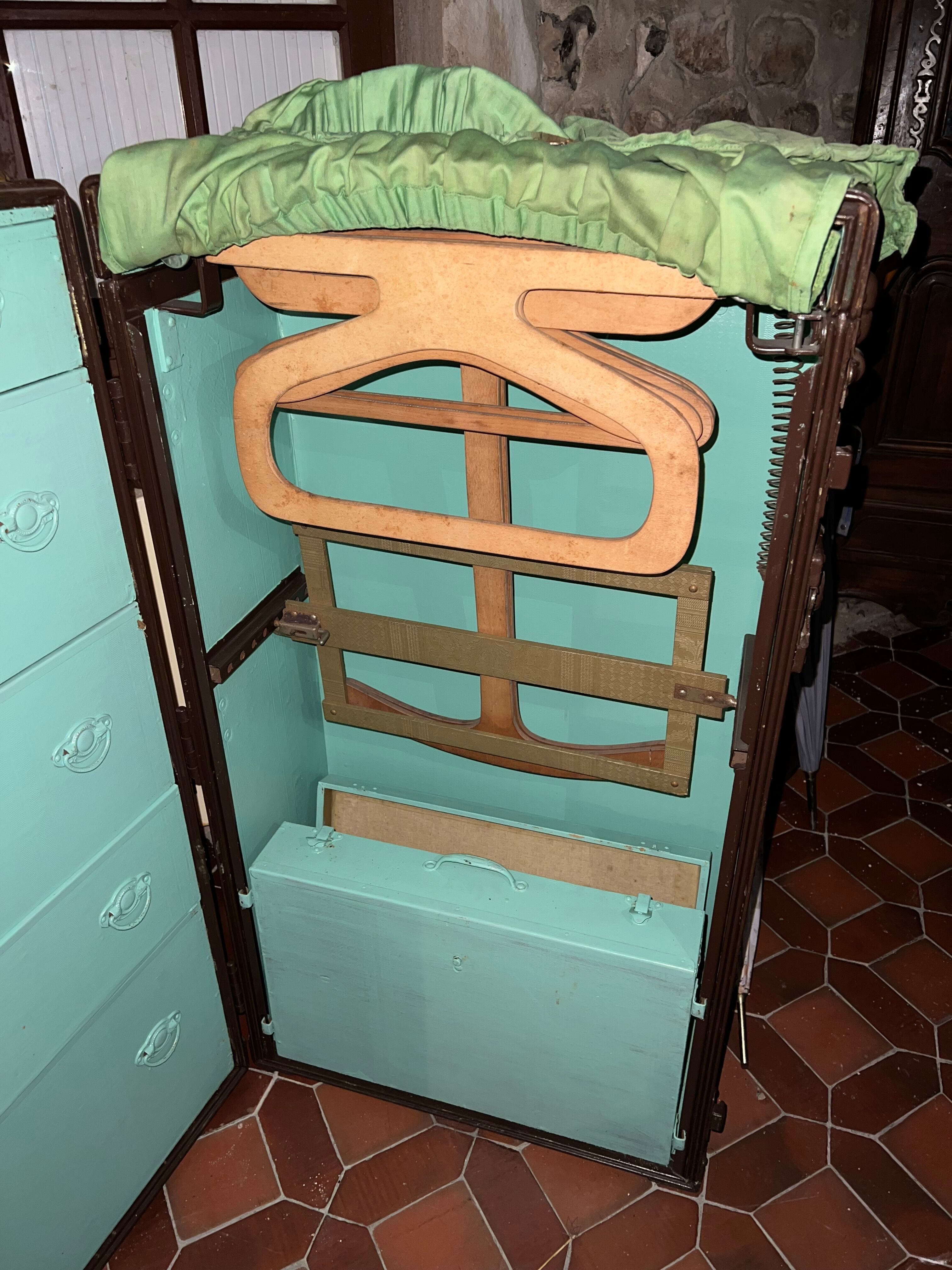 Malle de cabine ancienne avec son intérieur marque Mendel Trunx