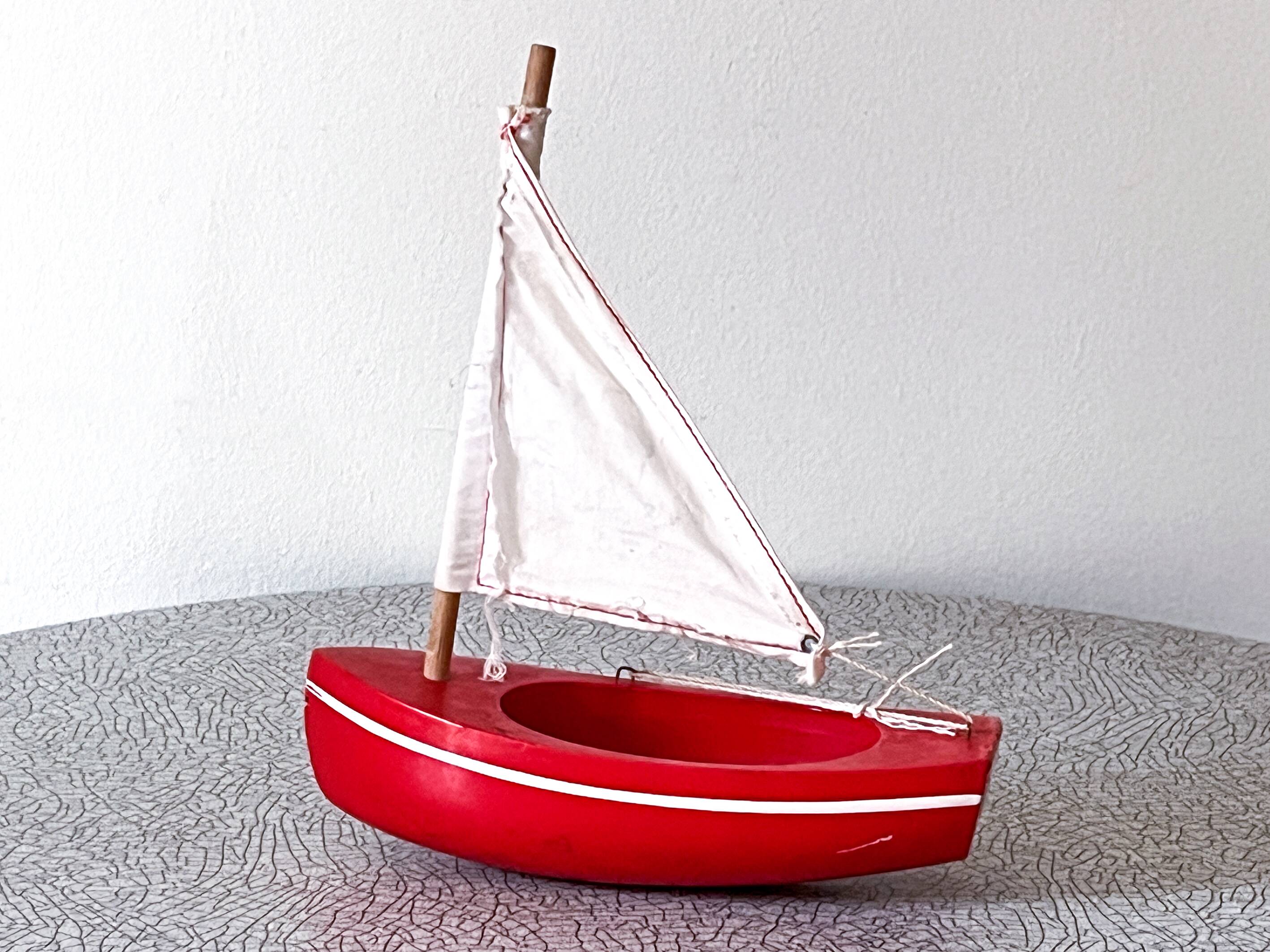 Wooden pond sailboat, model 200 from the French brand Tirot.