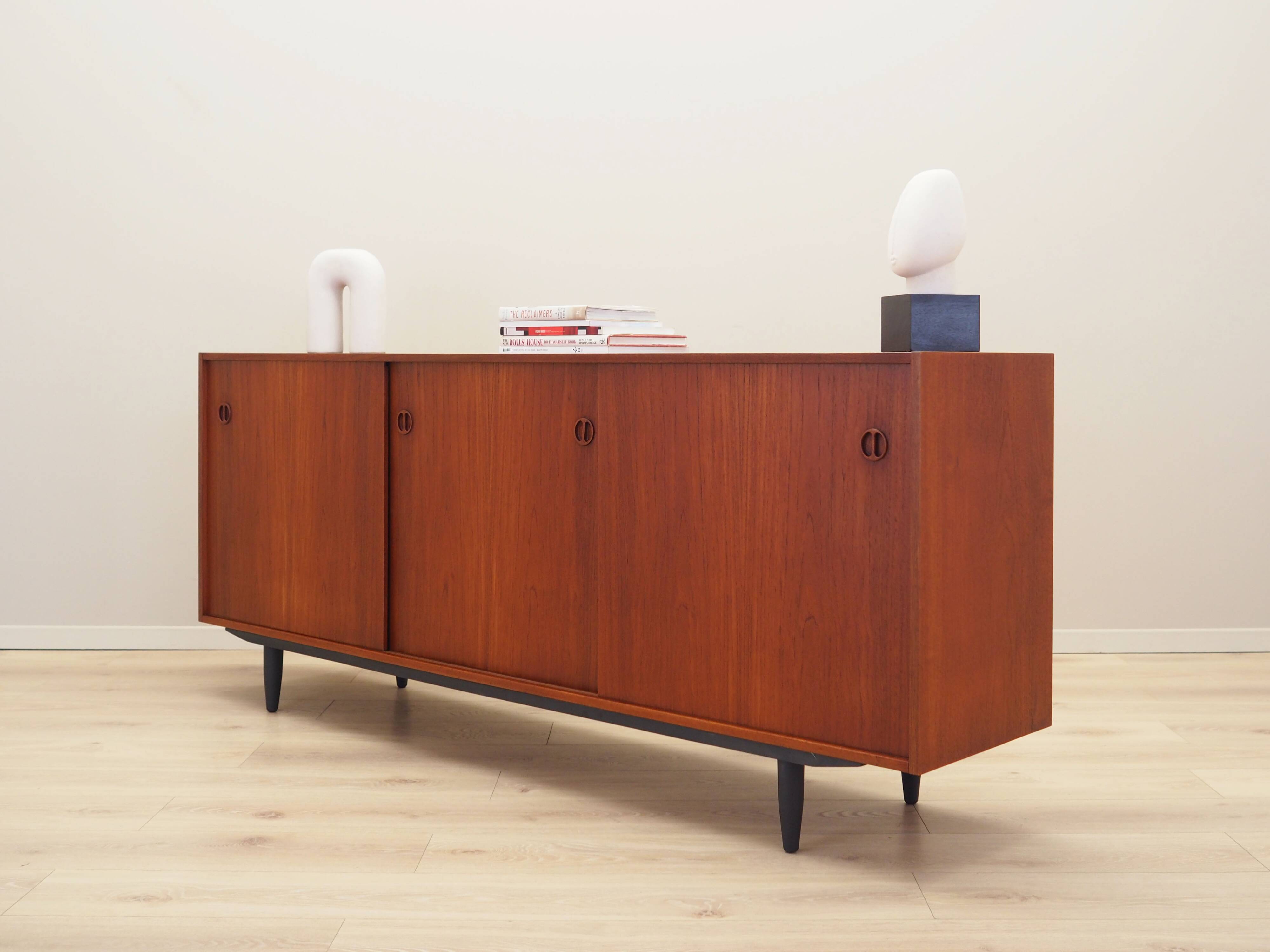 Buffet en teck, design danois, années 1970, production : Danemark