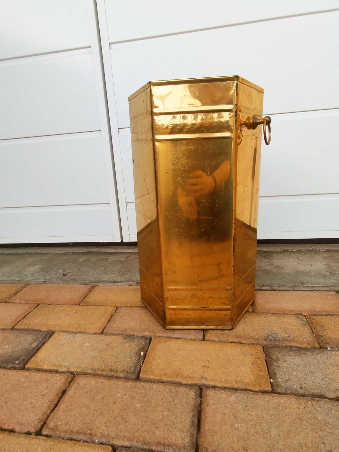 Brass umbrella door