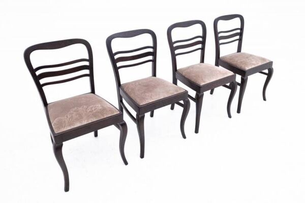Ensemble table et chaises anciennes, Europe occidentale, début du XXe siècle.