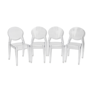 4 chaises transparentes