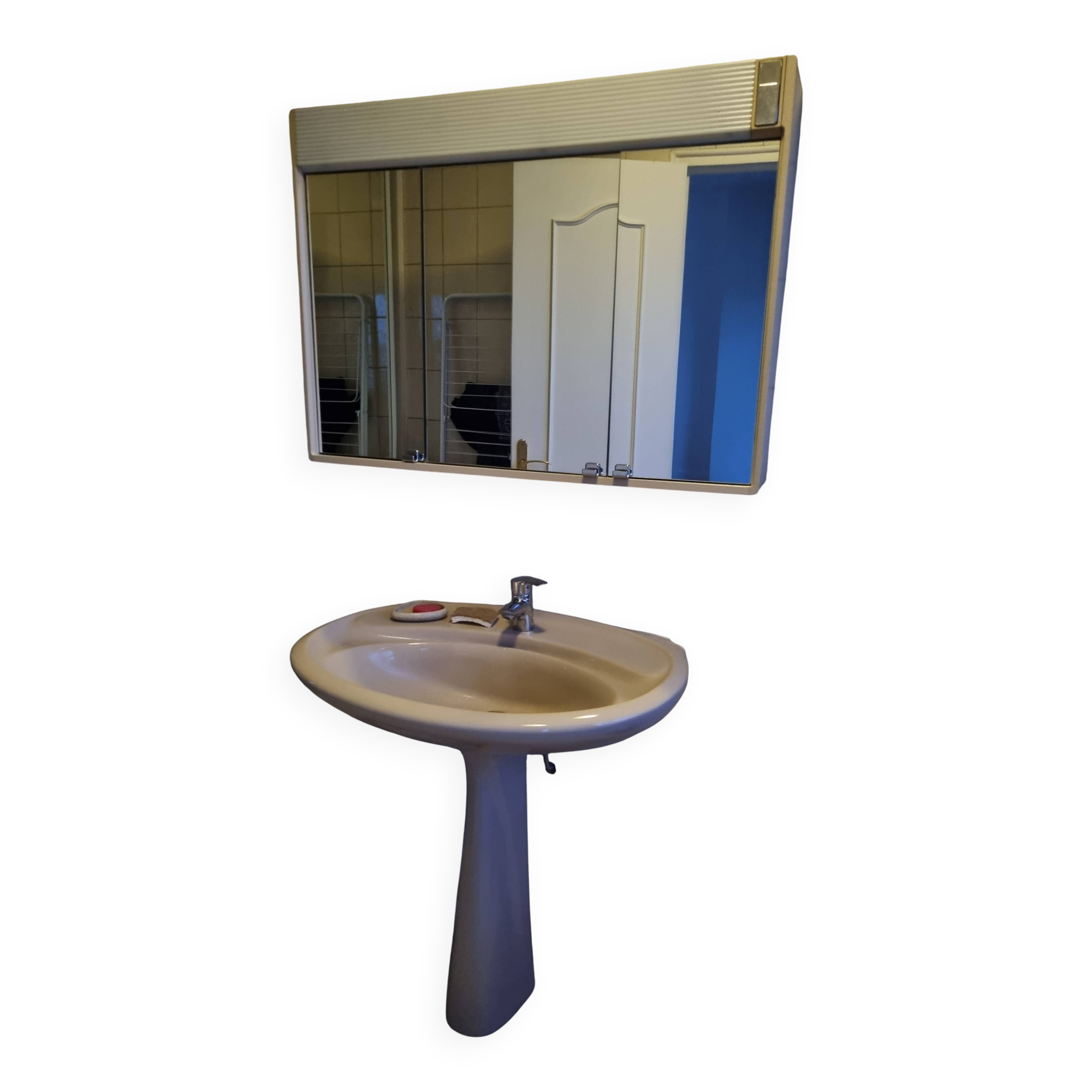 Vintage pedestal sink