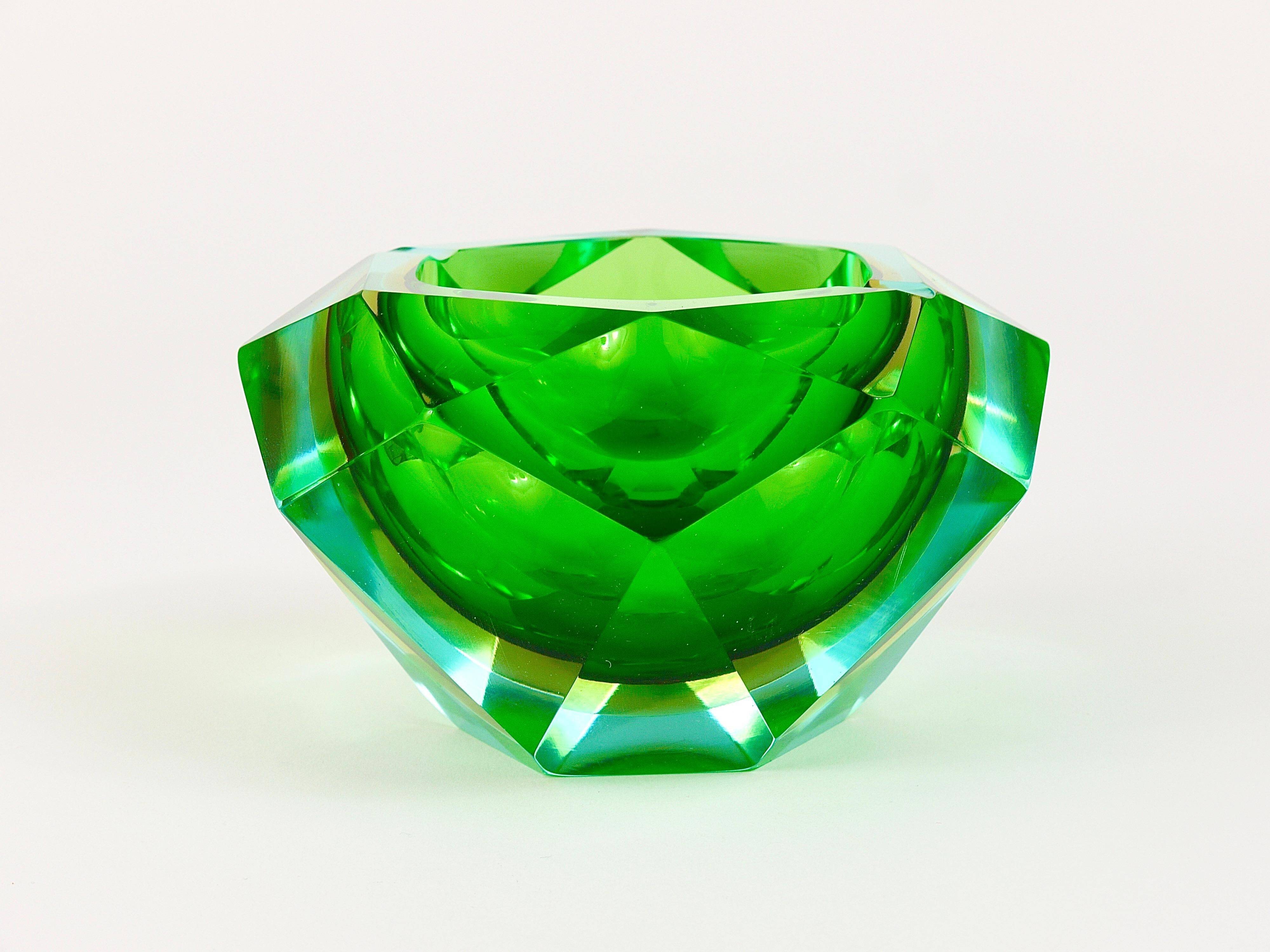 Faceted diamond ashtray in colour from the 1960s by Flavio Poli for Seguso, Murano, Italy.