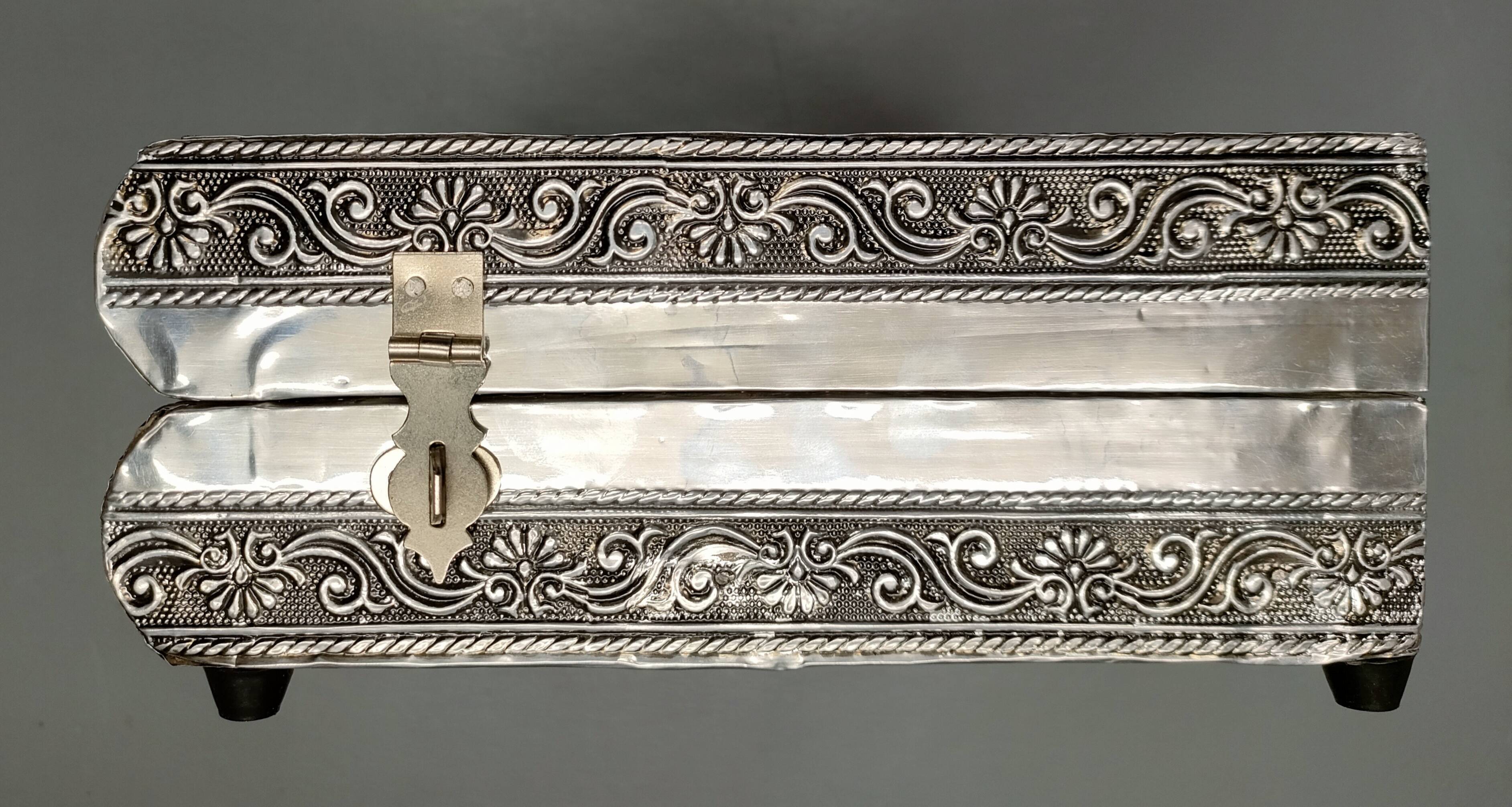 Handcrafted ethnic jewelry box - Hand-pushed silver iron - India - 70's