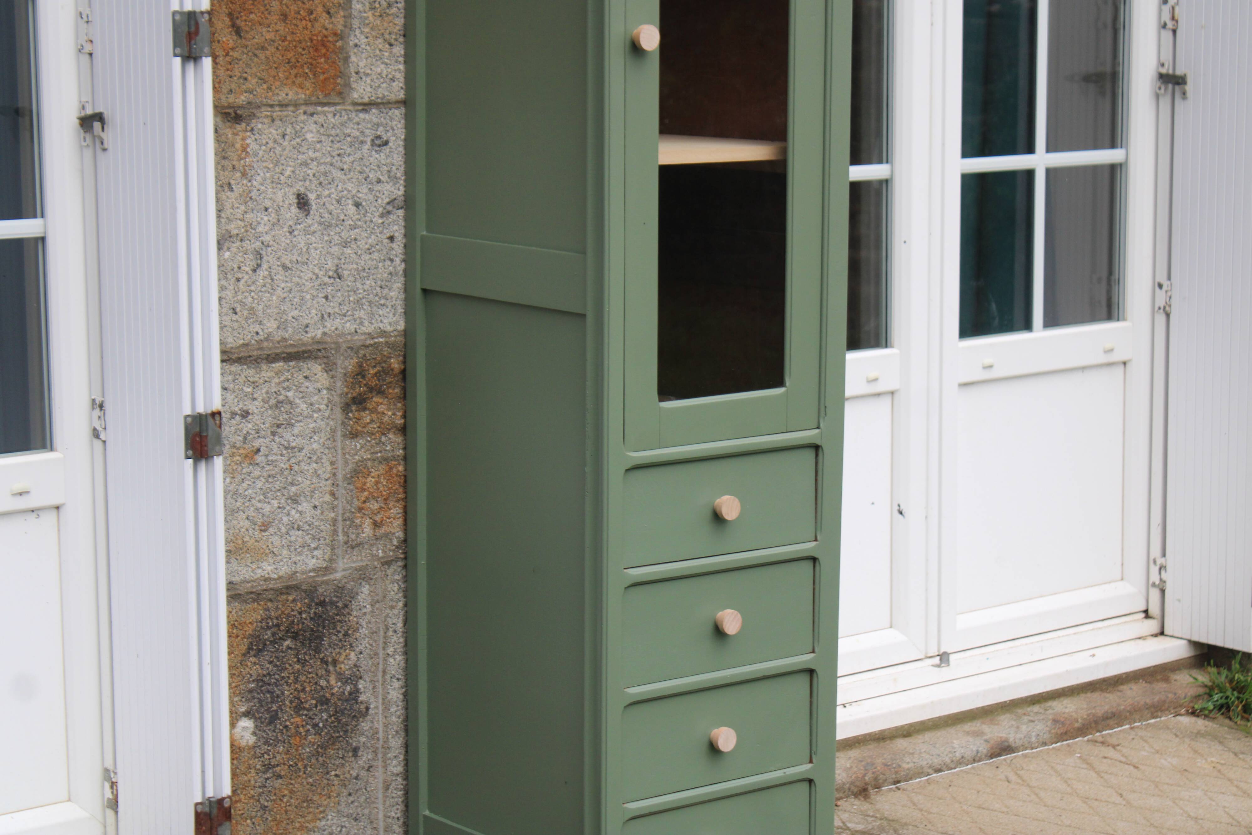 Vitrine haute vintage peinte en vert, rénovée