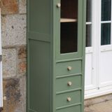 Vitrine haute vintage peinte en vert, rénovée