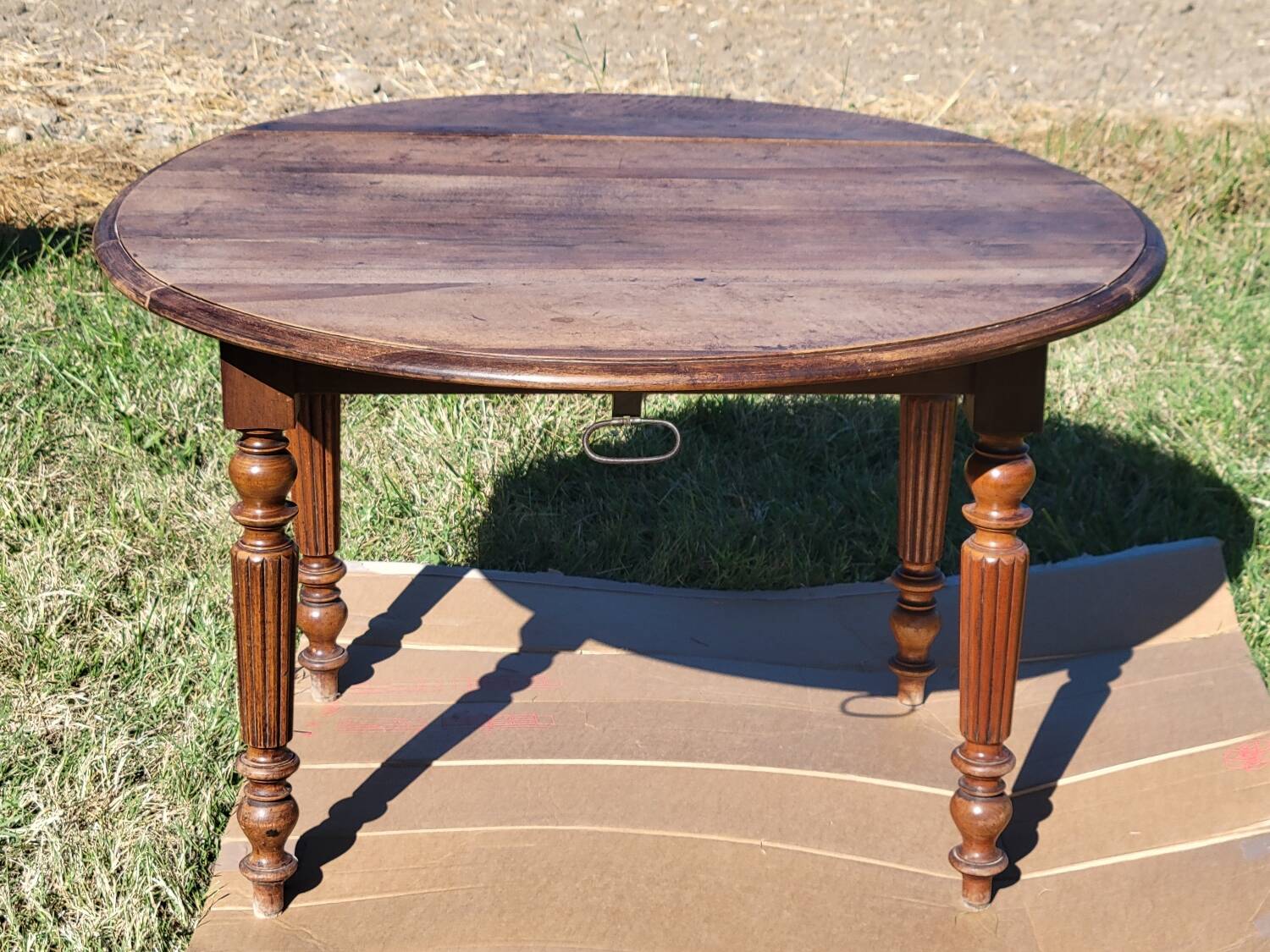 Round table with 2 leaves