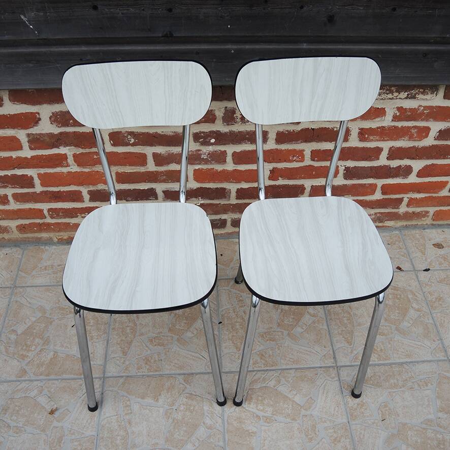 2 anciennes chaises en formica blanc