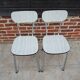 2 anciennes chaises en formica blanc