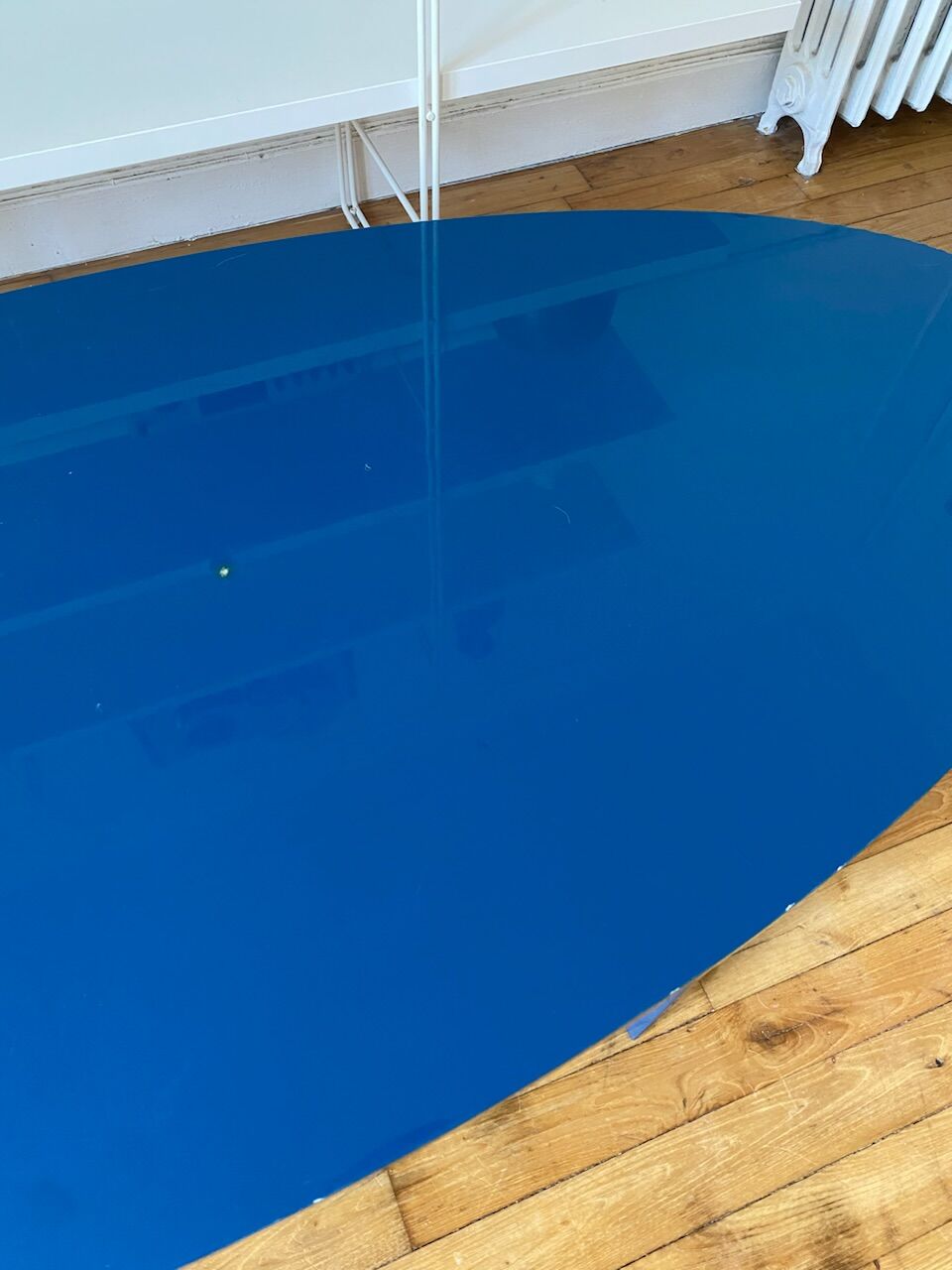 Oval coffee table in blue lacquered wood