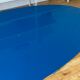 Table basse ovale en bois laqué bleu