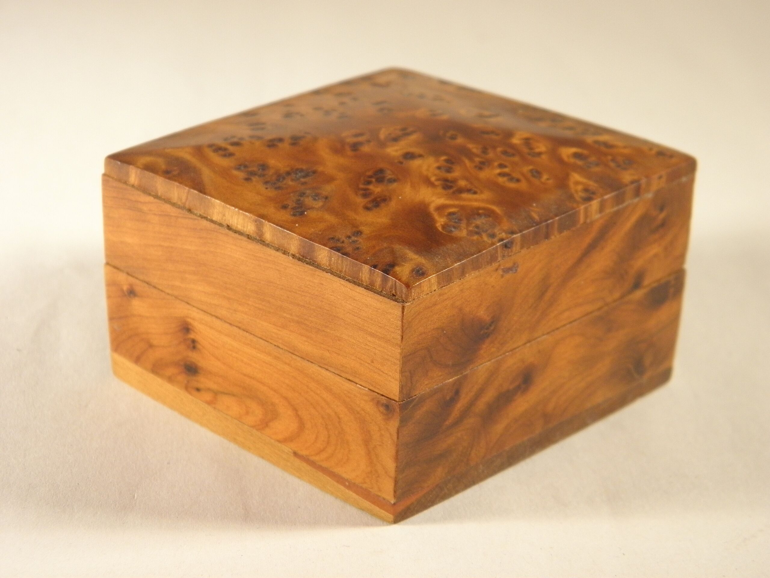Cedar magnifying glass box 6.5 x 6.5 cm