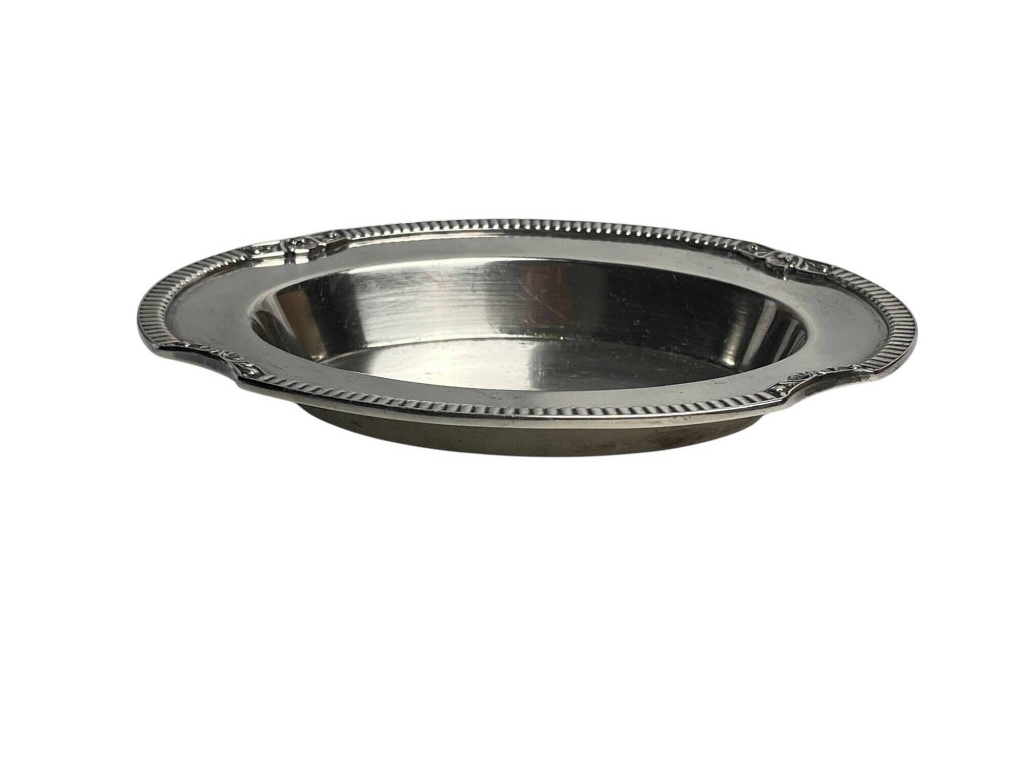 Oval metal silver-plated catchall with hallmarks from the early 20th century.