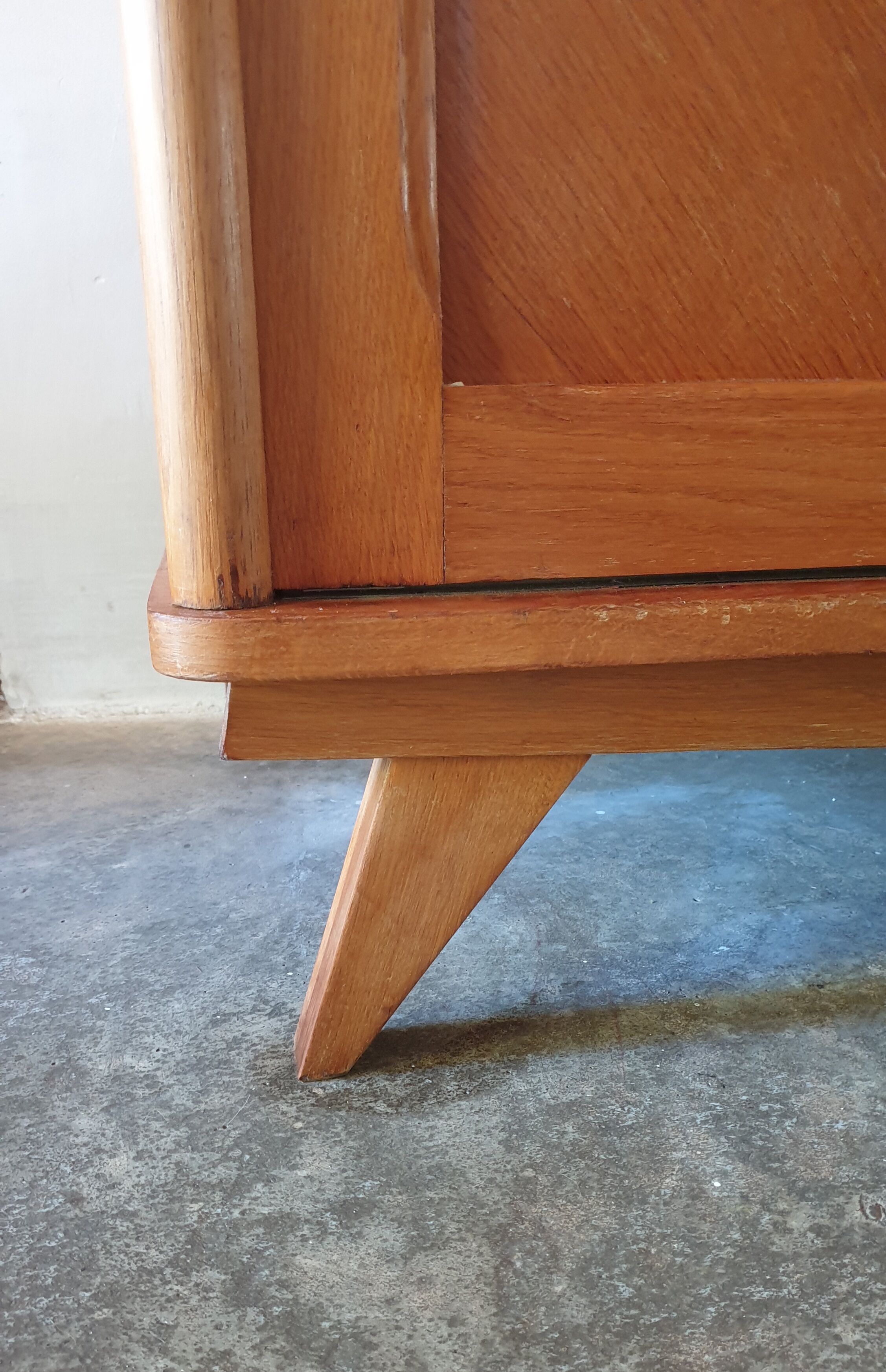 Parisian wardrobe with sliding doors