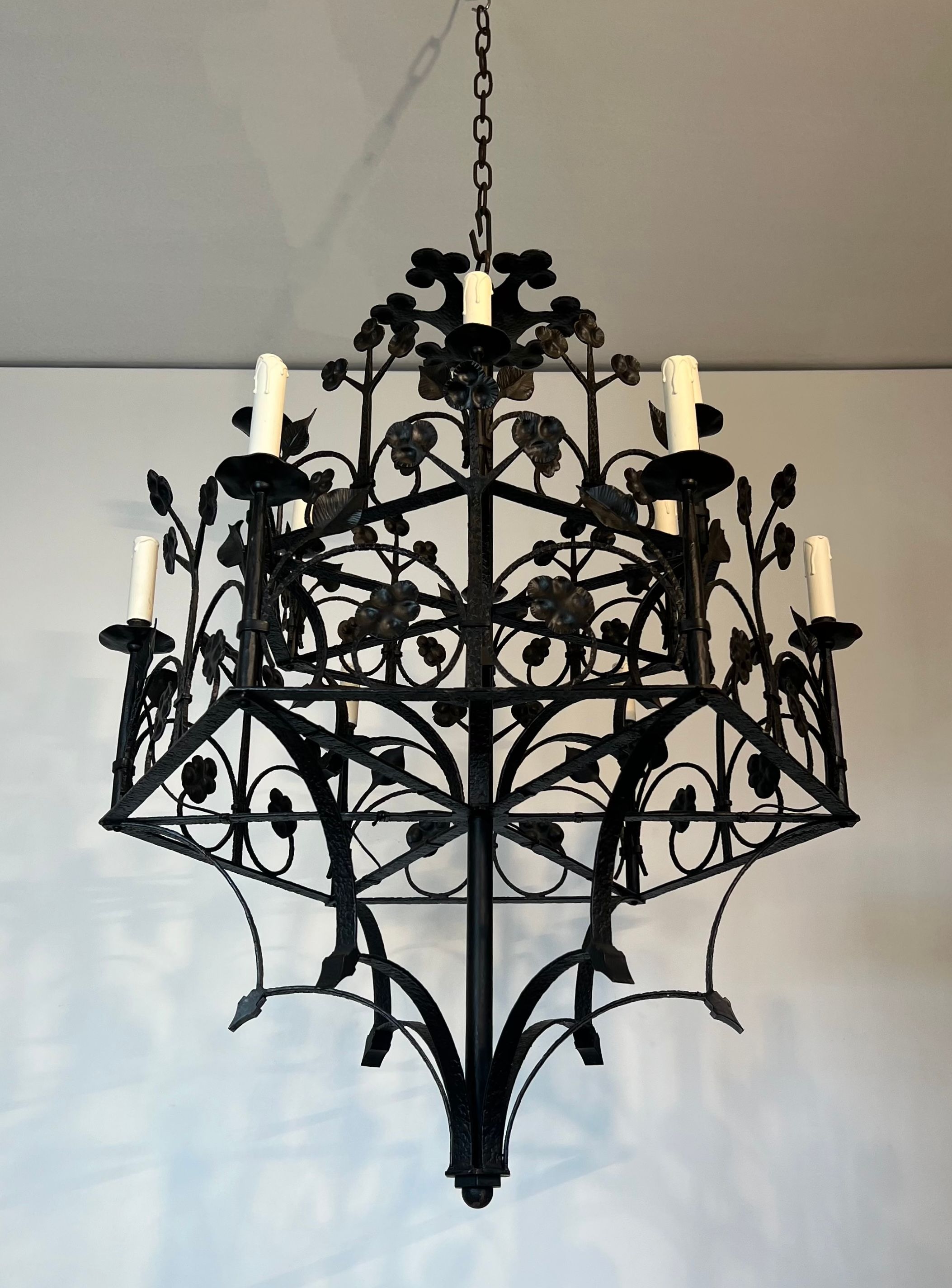 Lustre with 12 lights in wrought iron decorated with clovers and foliage.