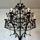 Lustre 12 lumières en fer forgé à décor de trèfles et feuillages