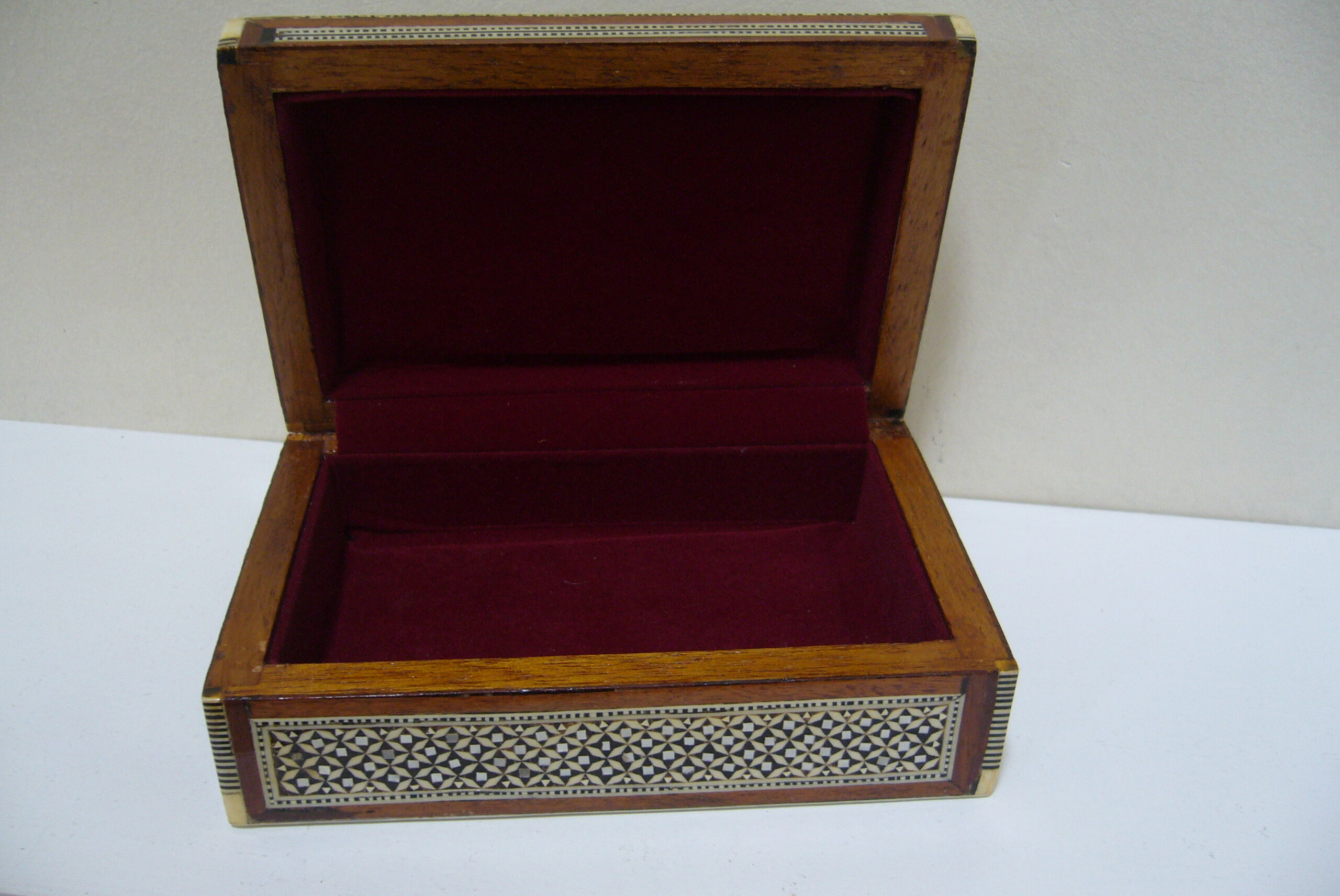 Box box in mother-of-pearl marquetry in oriental style