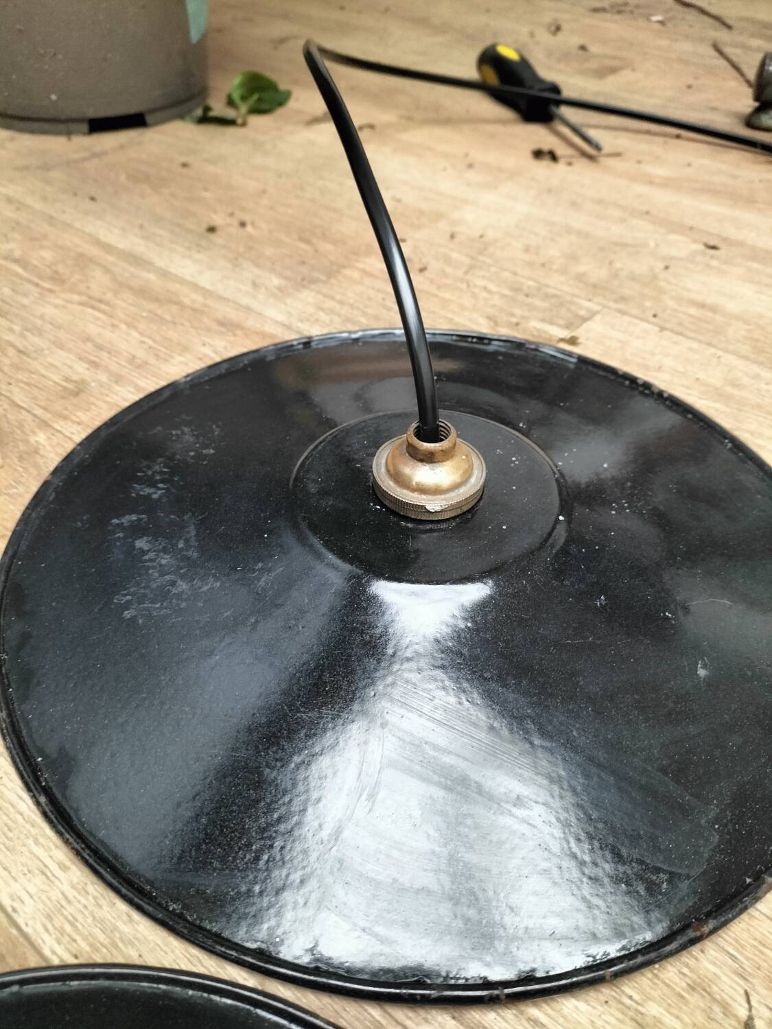 Enamelled sheet metal suspensions