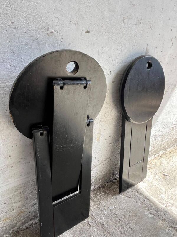 Chaise pliante Suzy d'Adrian Reed — Chaise pliante minimaliste en bois brun, style milieu du siècle, piètement compact en X