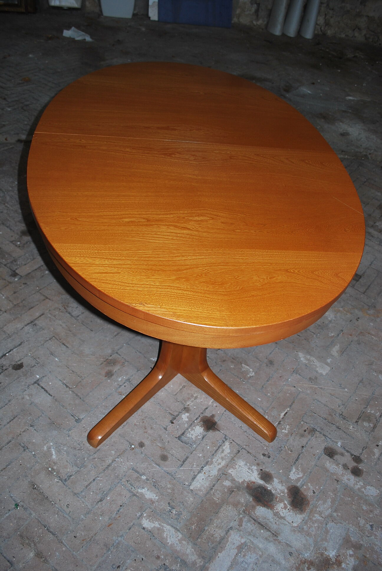 Baumann oval expandable table