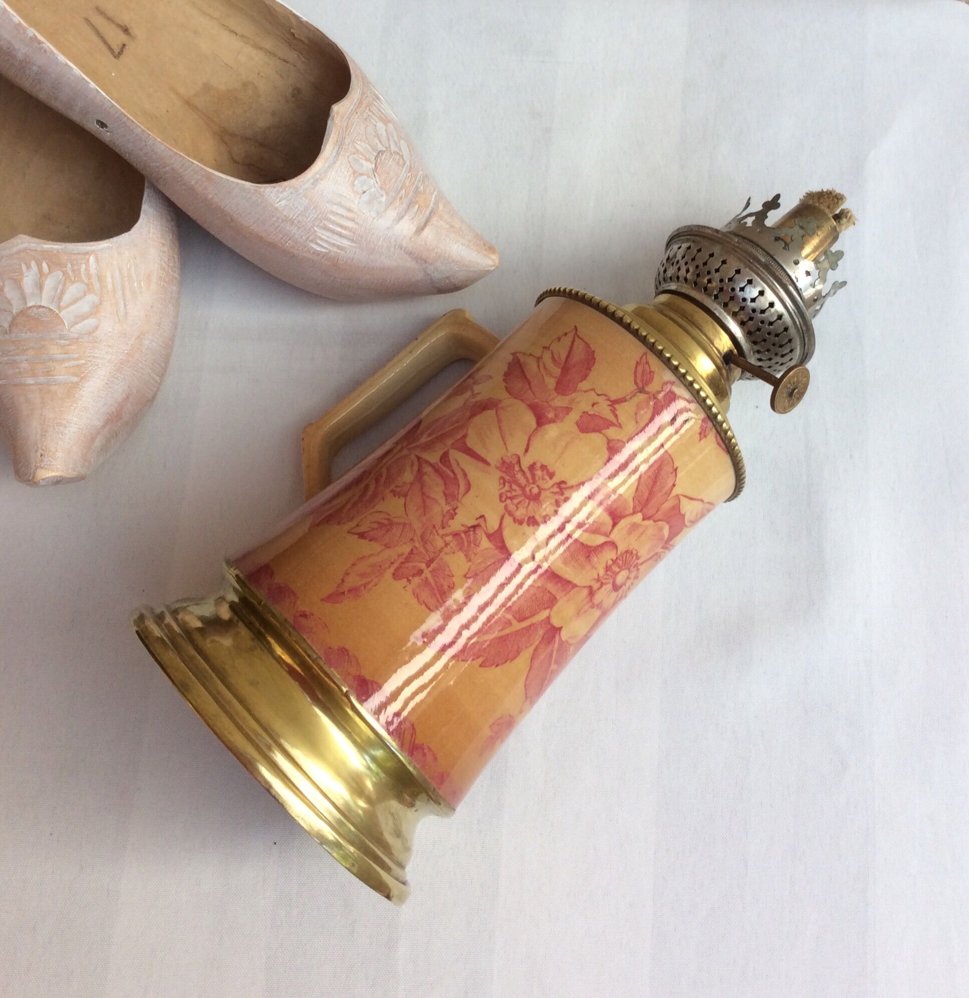 Oil lamp with ceramic body handle