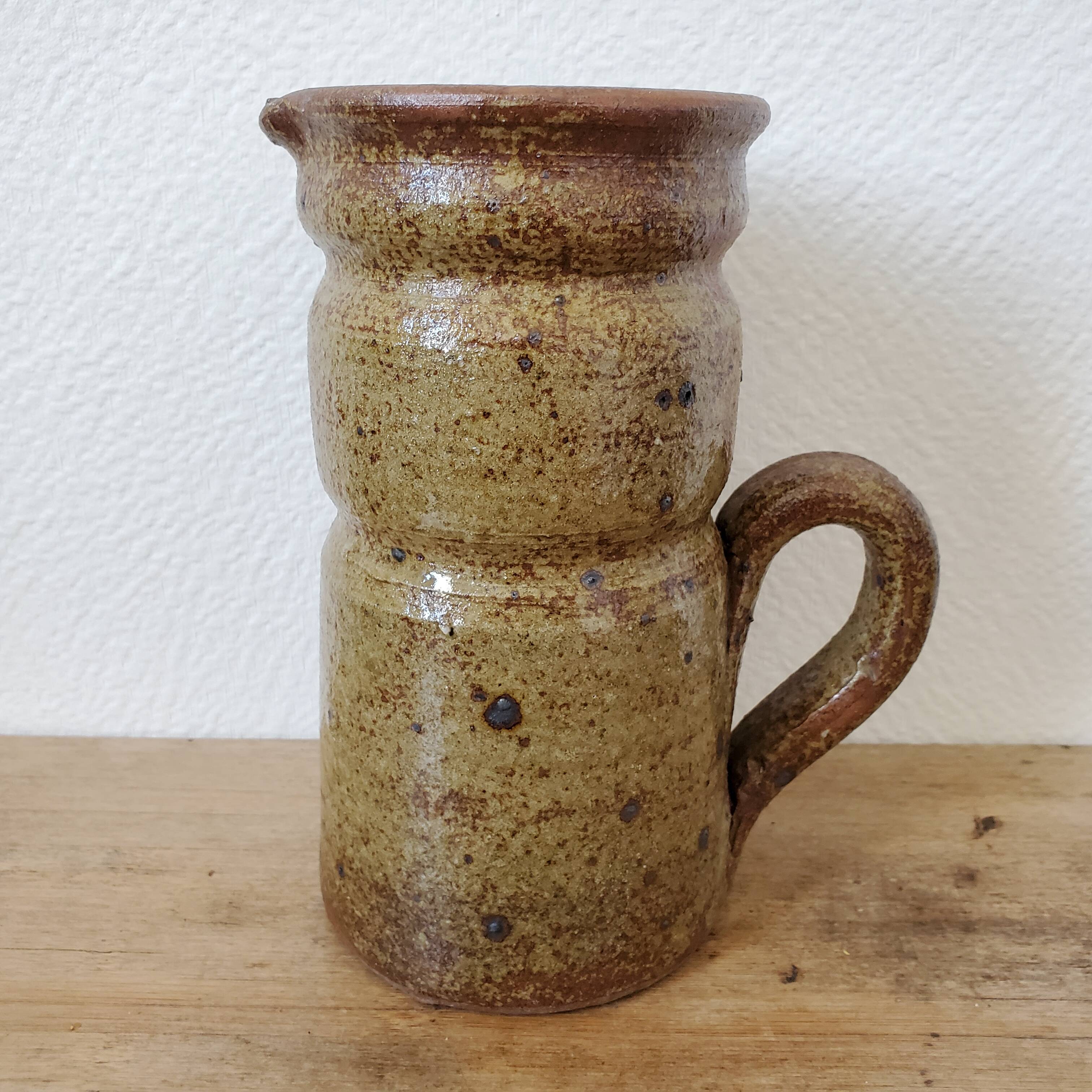 Pitcher vase in sandstone pyrity