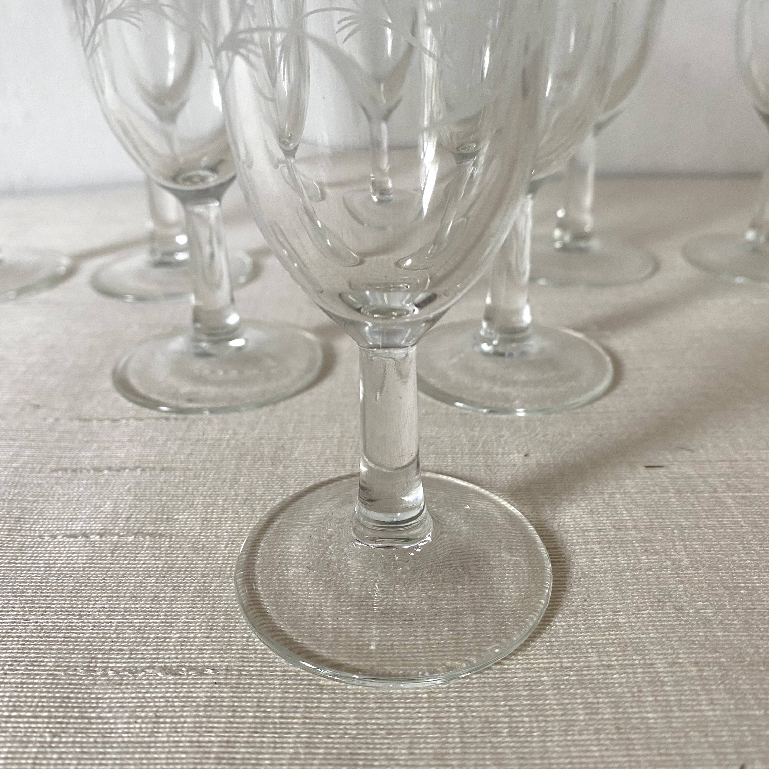 Champagne flutes with engraved flower decoration