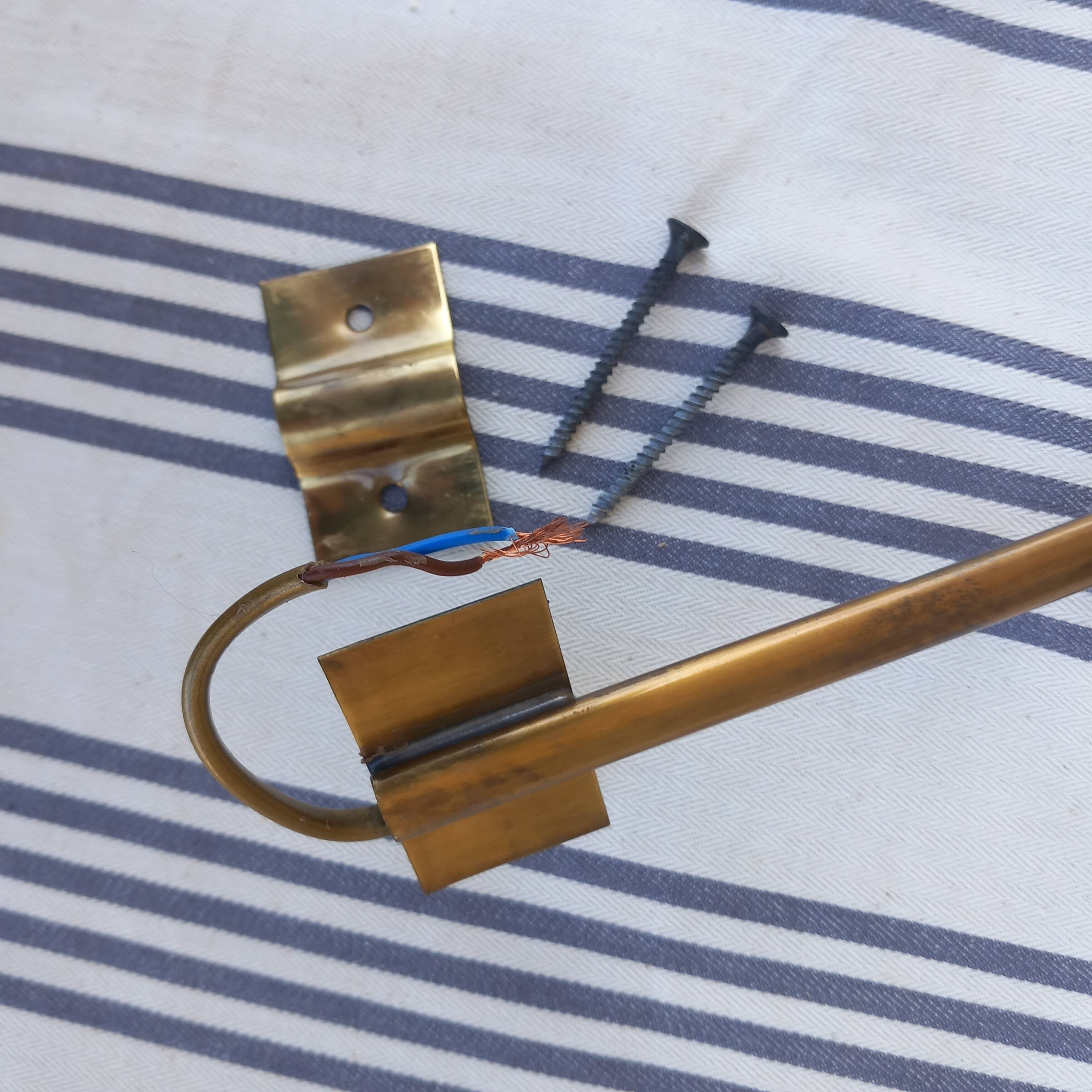 Brass wall light for picture lighting