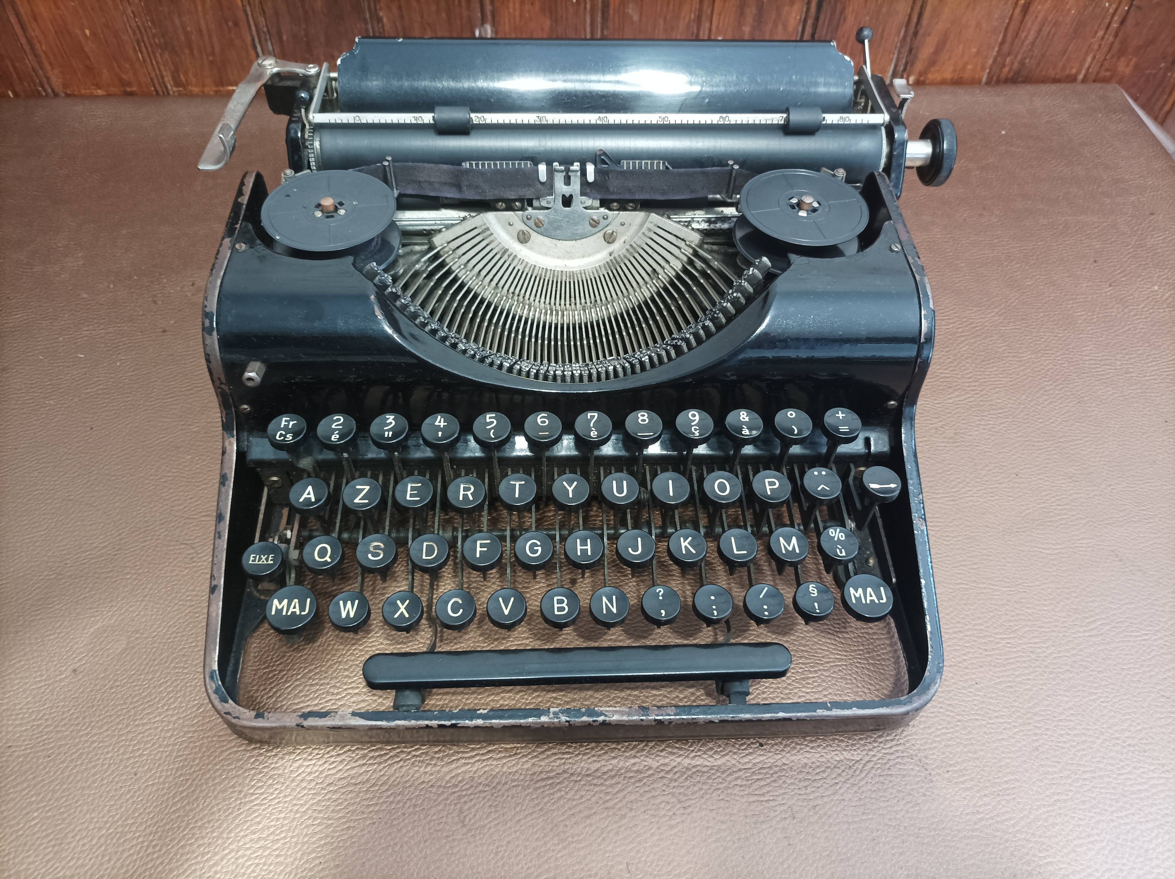 Typewriter old olympia simplex 30s