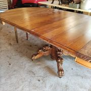 Table ovale en chêne blond sculpté - dite table de chasse