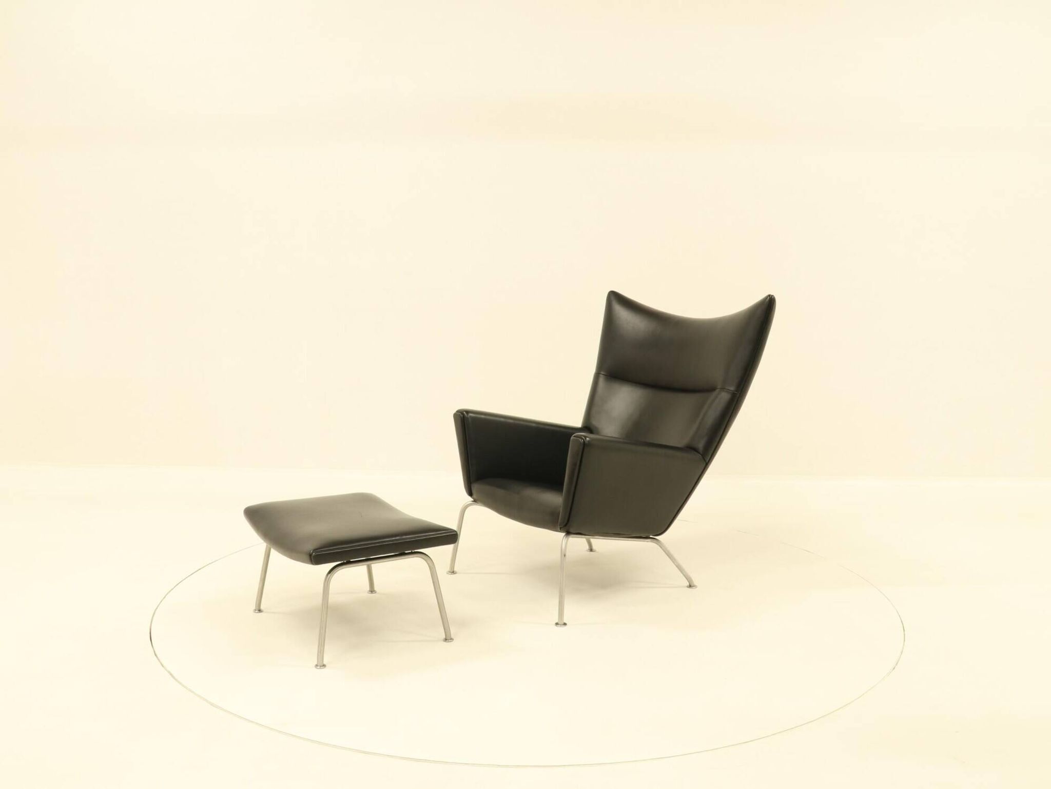 Fauteuil et repose-pieds assorti – CH445 et CH446 – par Hans Wegner