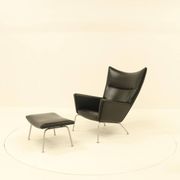 Fauteuil et repose-pieds assorti – CH445 et CH446 – par Hans Wegner