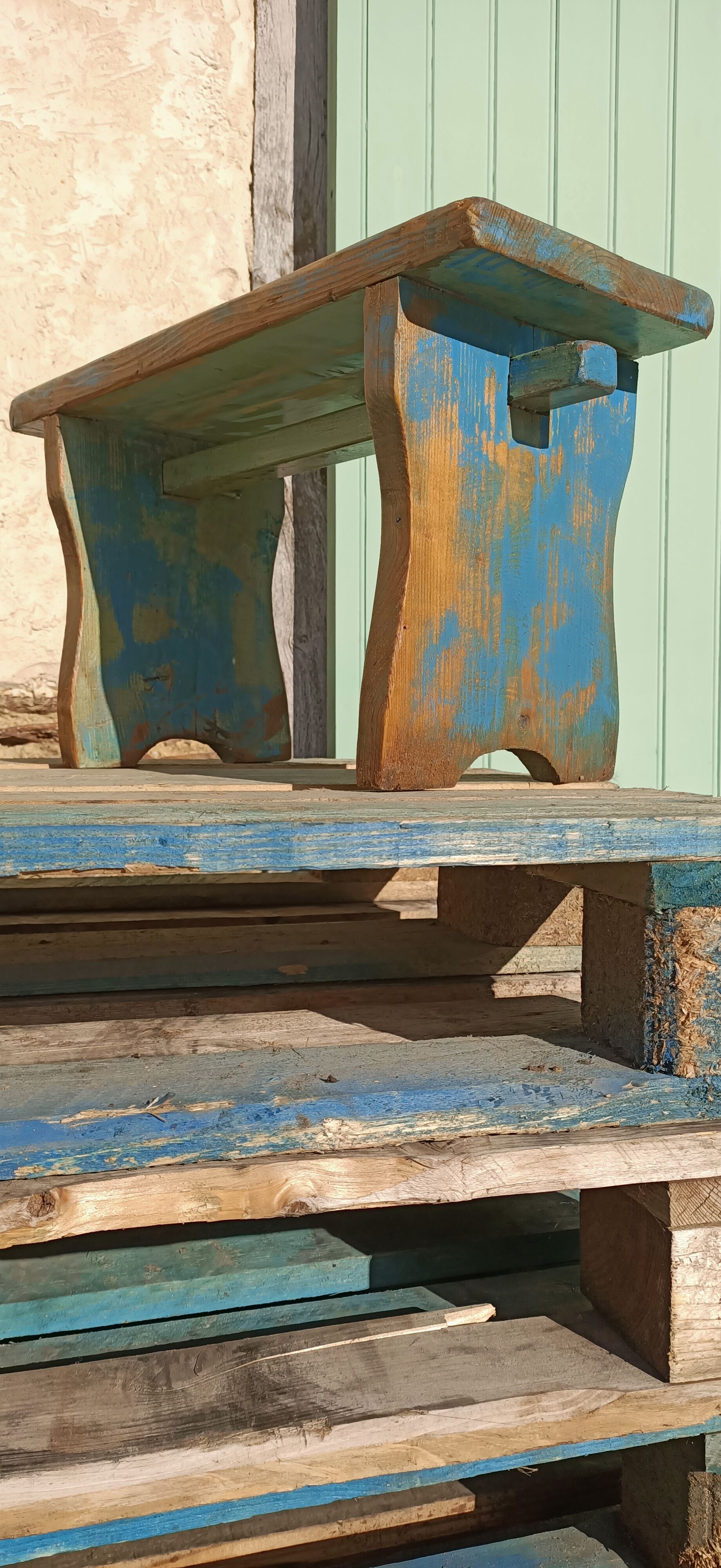 Banc repose-pieds patiné