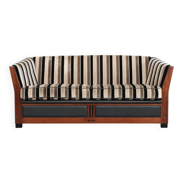 Canapé 2,5 places de luxe au design Art Déco, avec de magnifiques boiseries et un revêtement en tissu de haute qualité. — Beyit