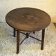 Table basse ancienne et artisanale en bois brut