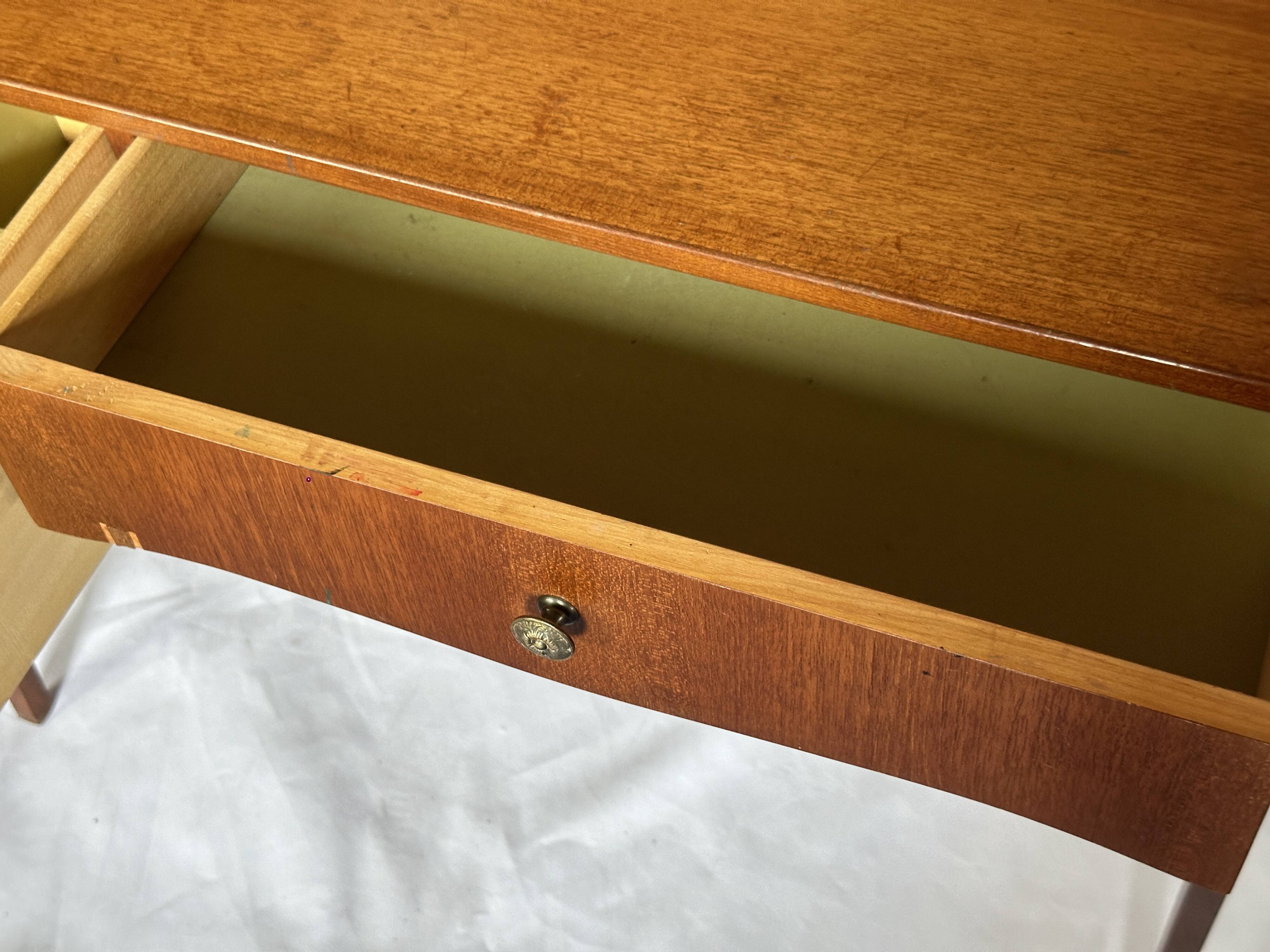 Bureau vintage 1960s avec 2 tiroirs – design ondulé élégant