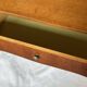 Bureau vintage 1960s avec 2 tiroirs – design ondulé élégant