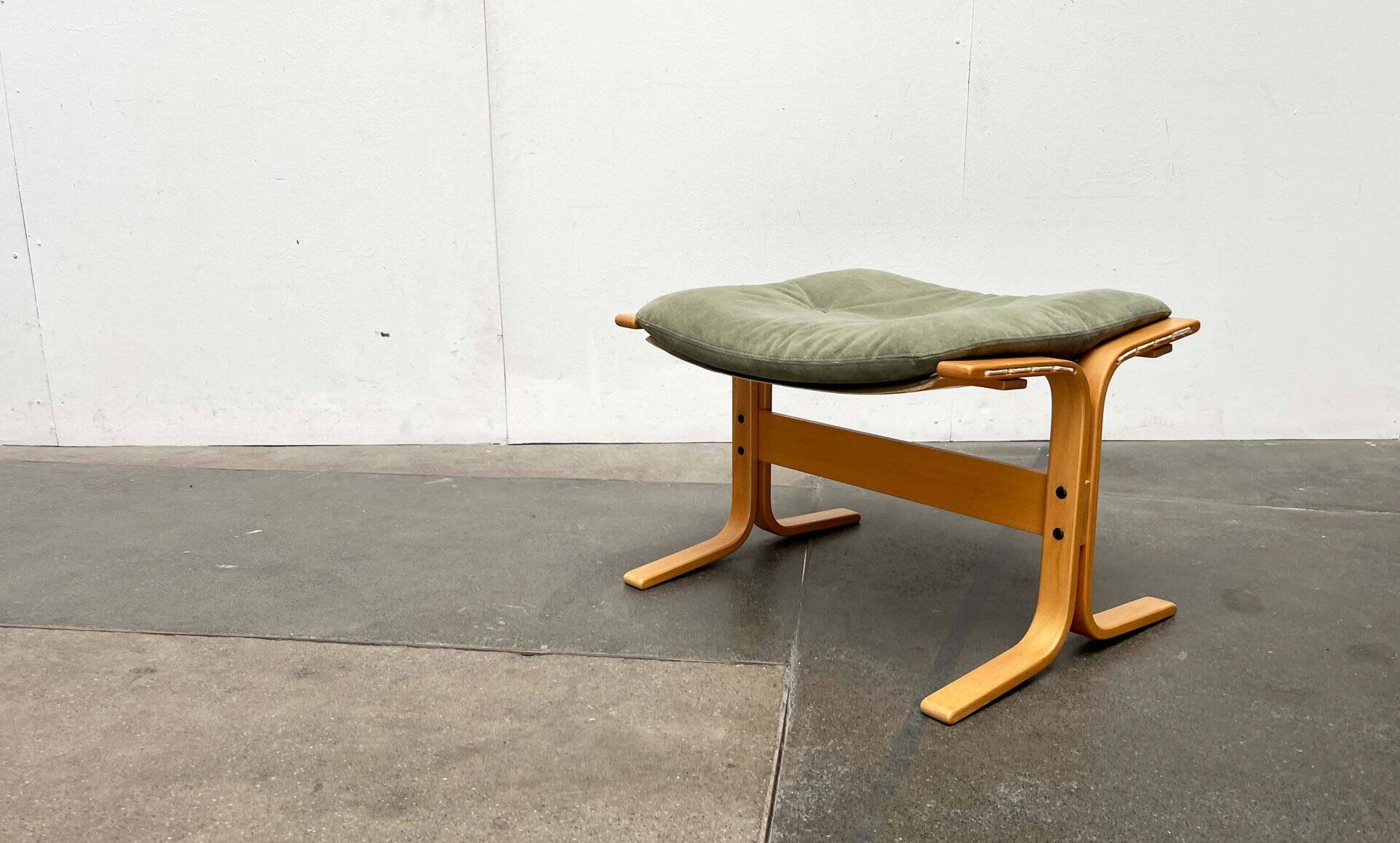 Mid-century Norwegian Siesta pouf in nubuck leather by Ingmar Relling for Westnofa, 1960s.