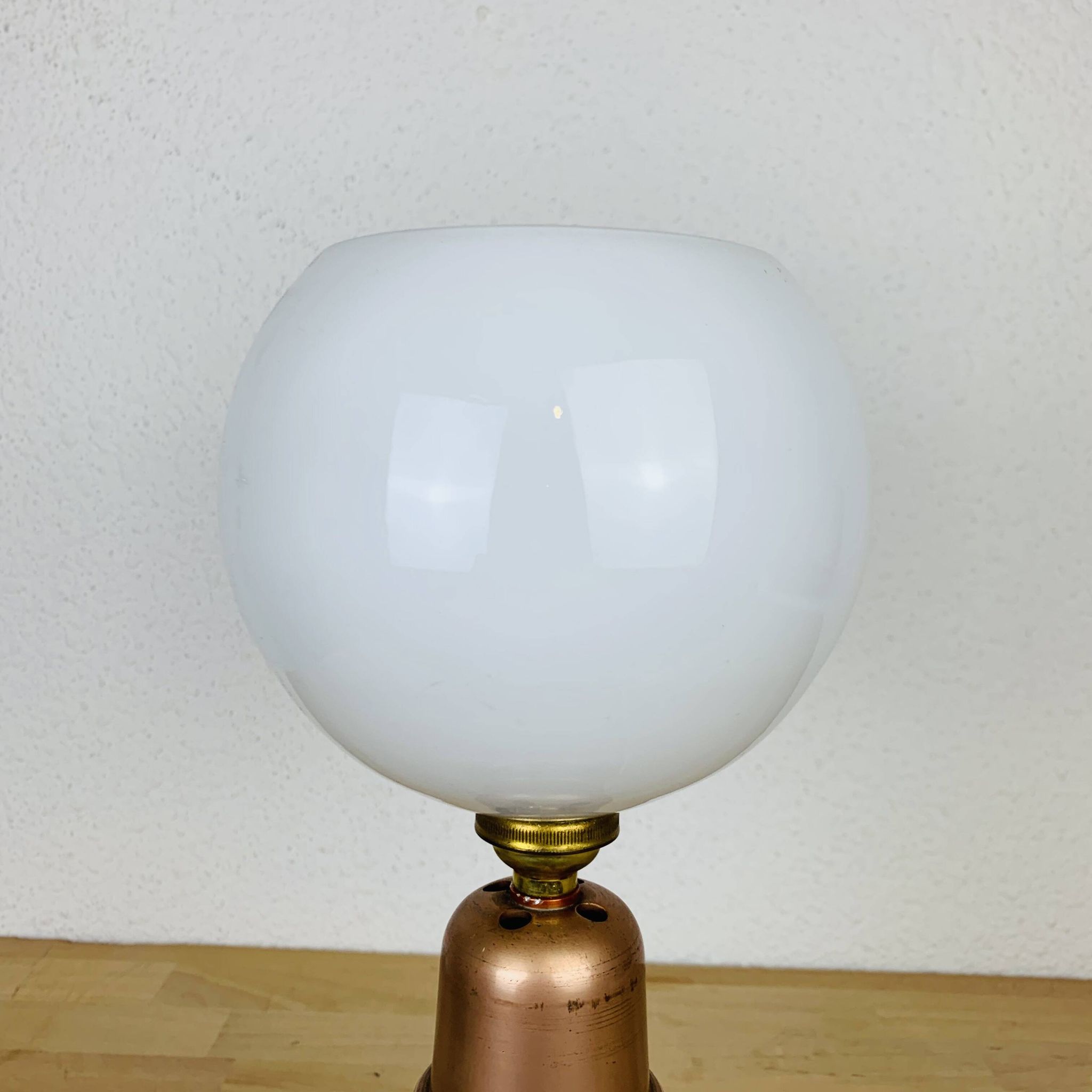 Lampe art déco conique cuivre et globe opaline