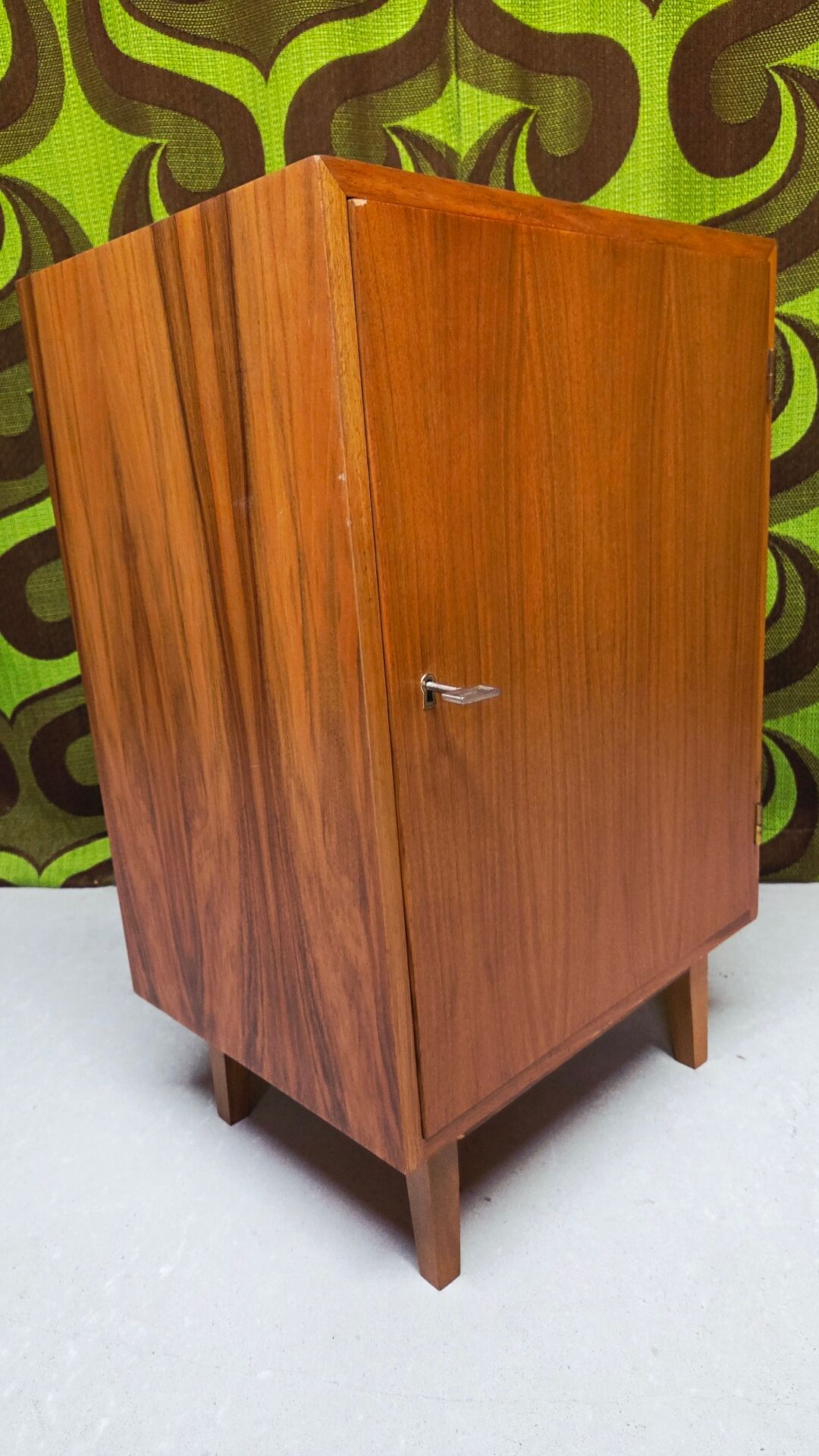 Petit meuble vintage 1970 Med-Century