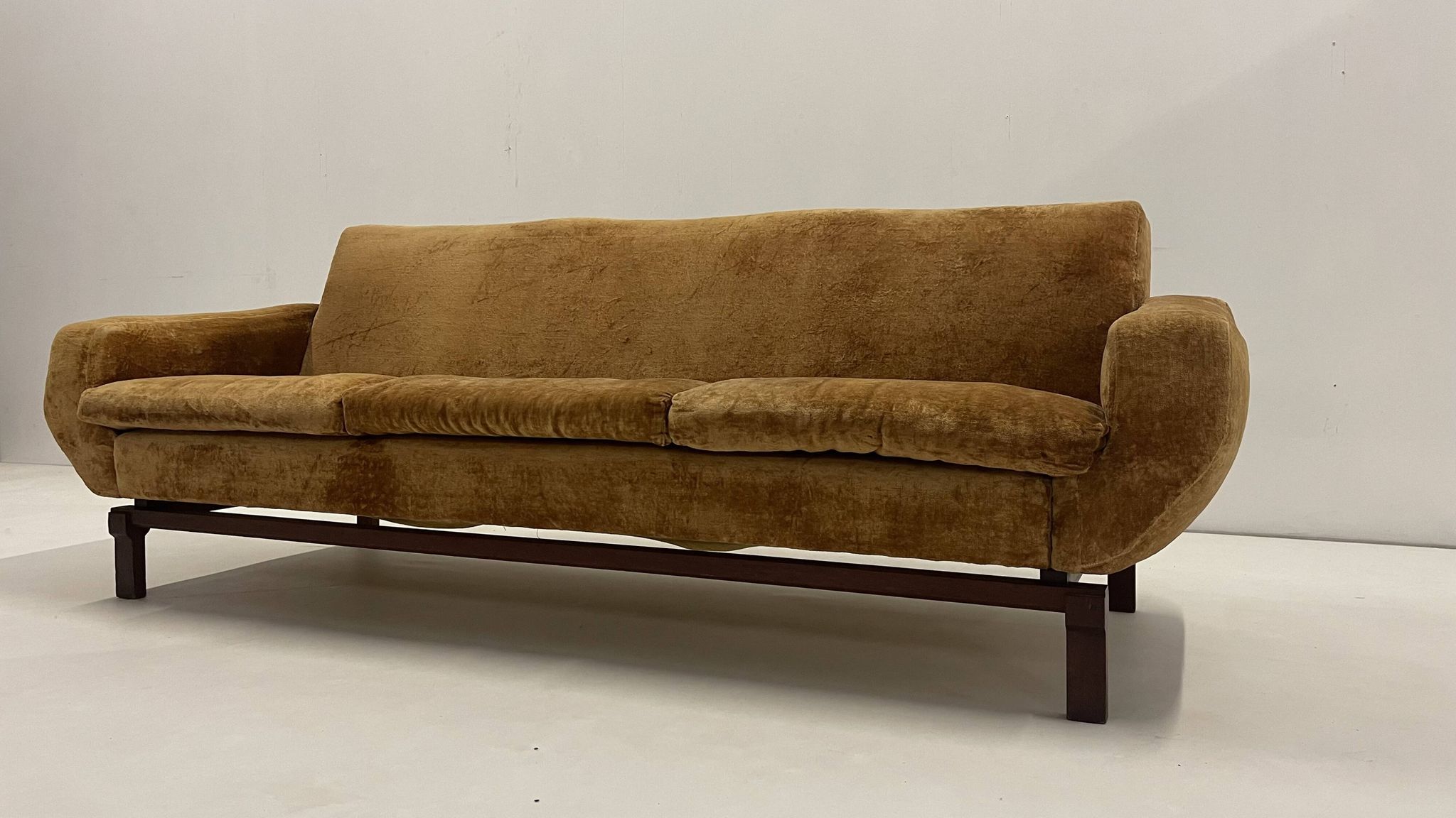 Living room set in amber velvet