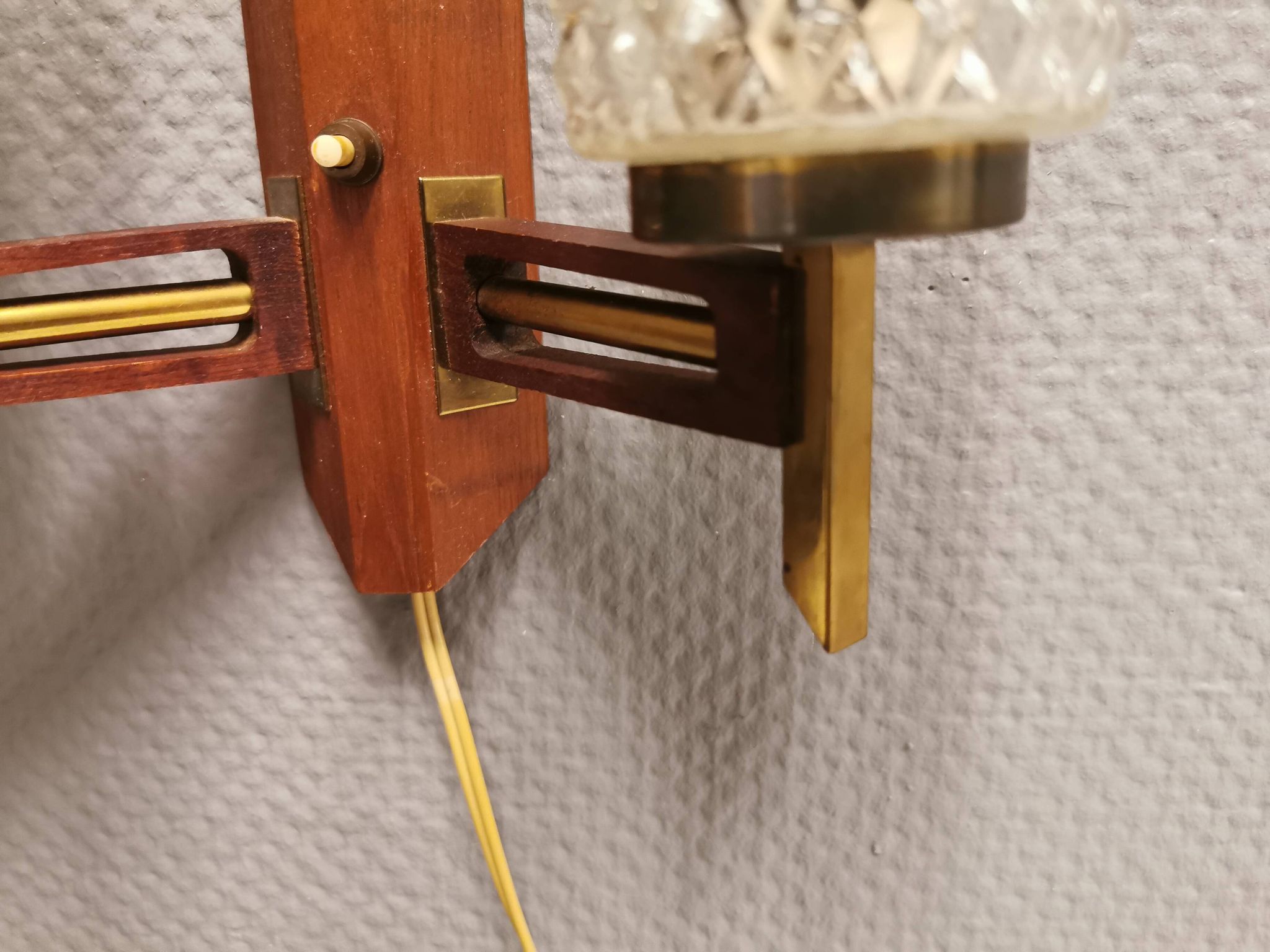 Applique danoise double en teck, laiton et verre cristal.