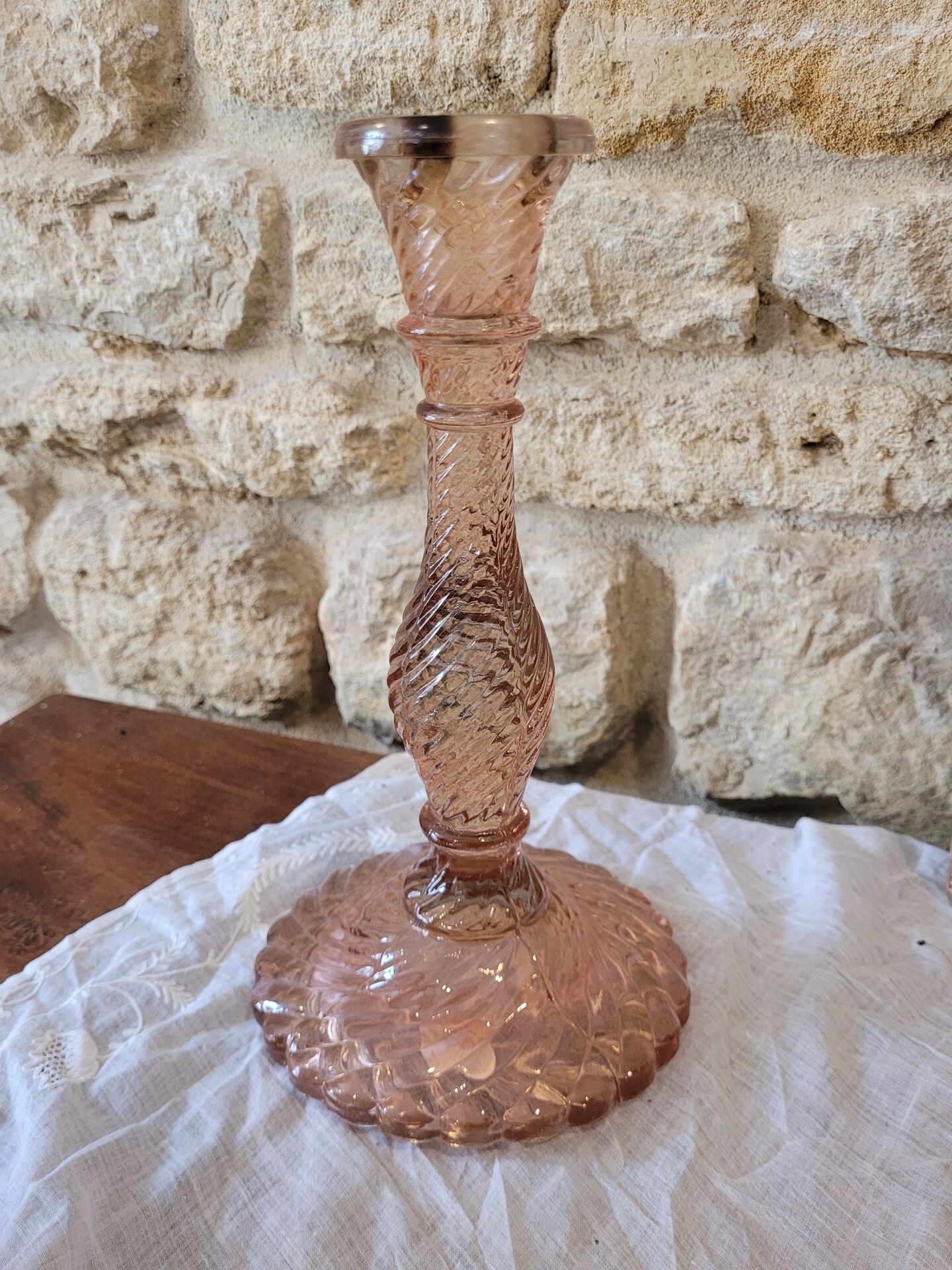Bougeoir ancien en verre rose torsadé – vintage
